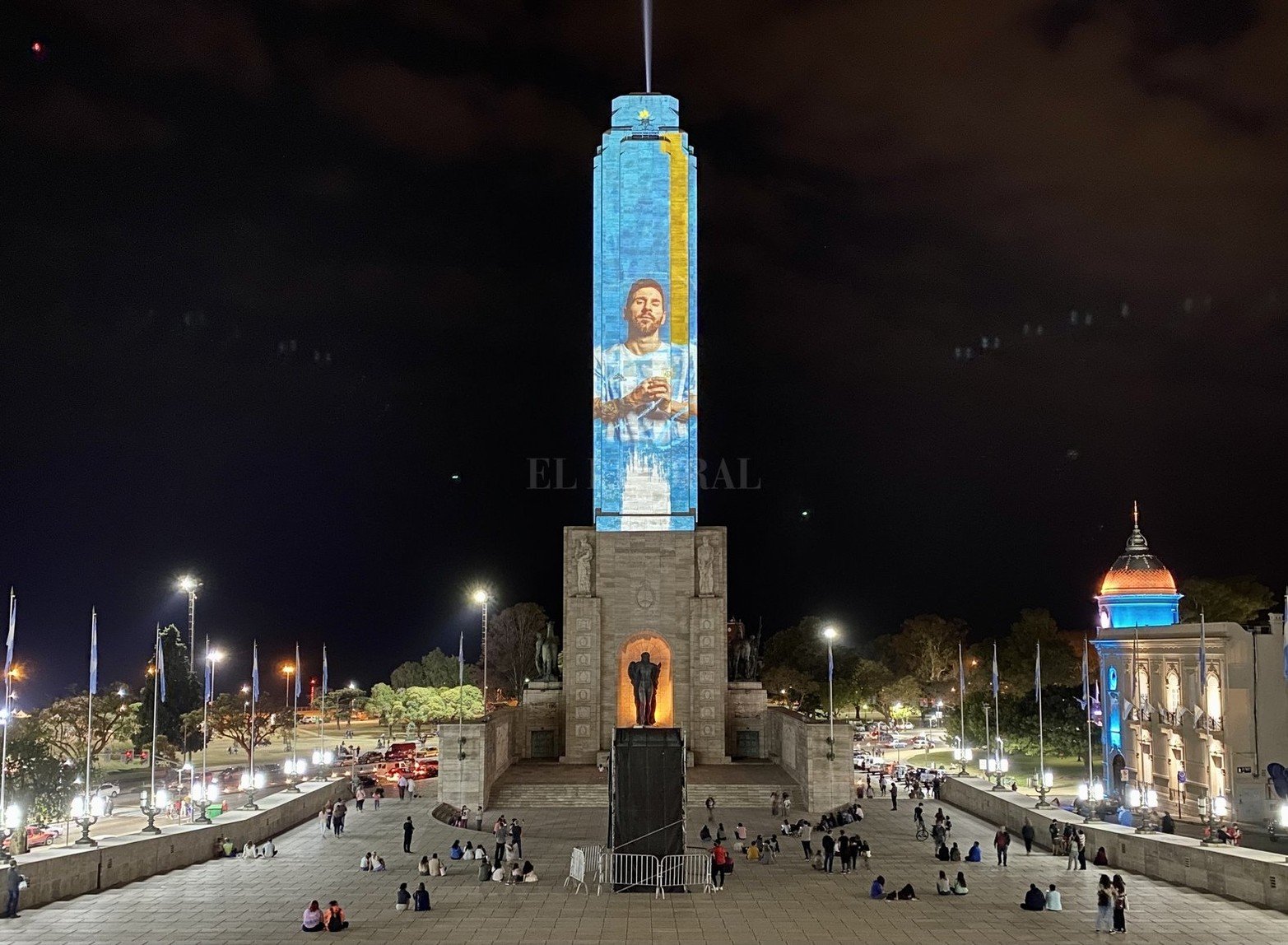 El Monumento a la Bandera de Rosario, ciudad natal de Lionel Messi, se iluminó este viernes por la noche con los colores celeste y blanco y fue soporte de un video mapping.