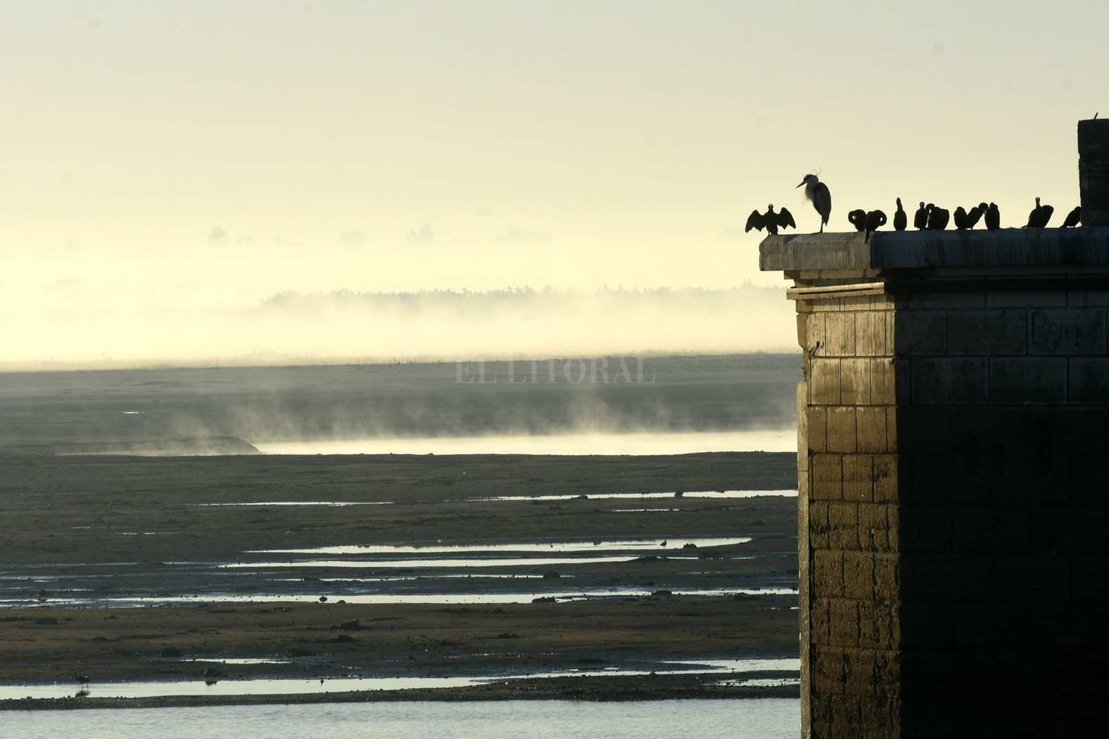 Los bruscos cambios de temperatura es uno de los factores por los cuales se suele formar esta bruma sobre el agua.