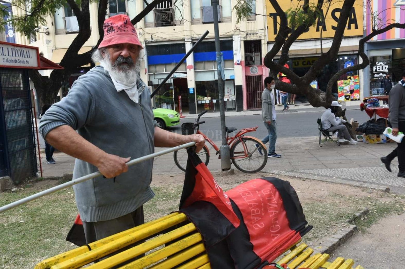 El centro de la ciudad tiene está idiosincrasia en la previa de la final Colón vs. Racing.