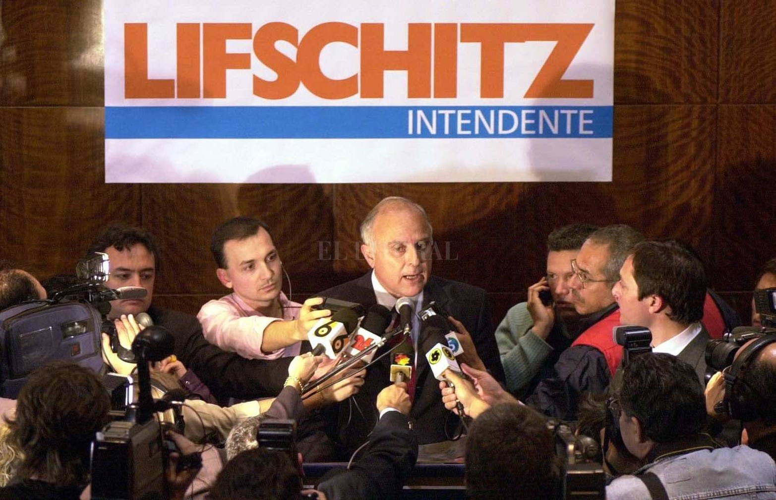 8 de septiembre 2003. En una conferencia de prensa en Rosario.