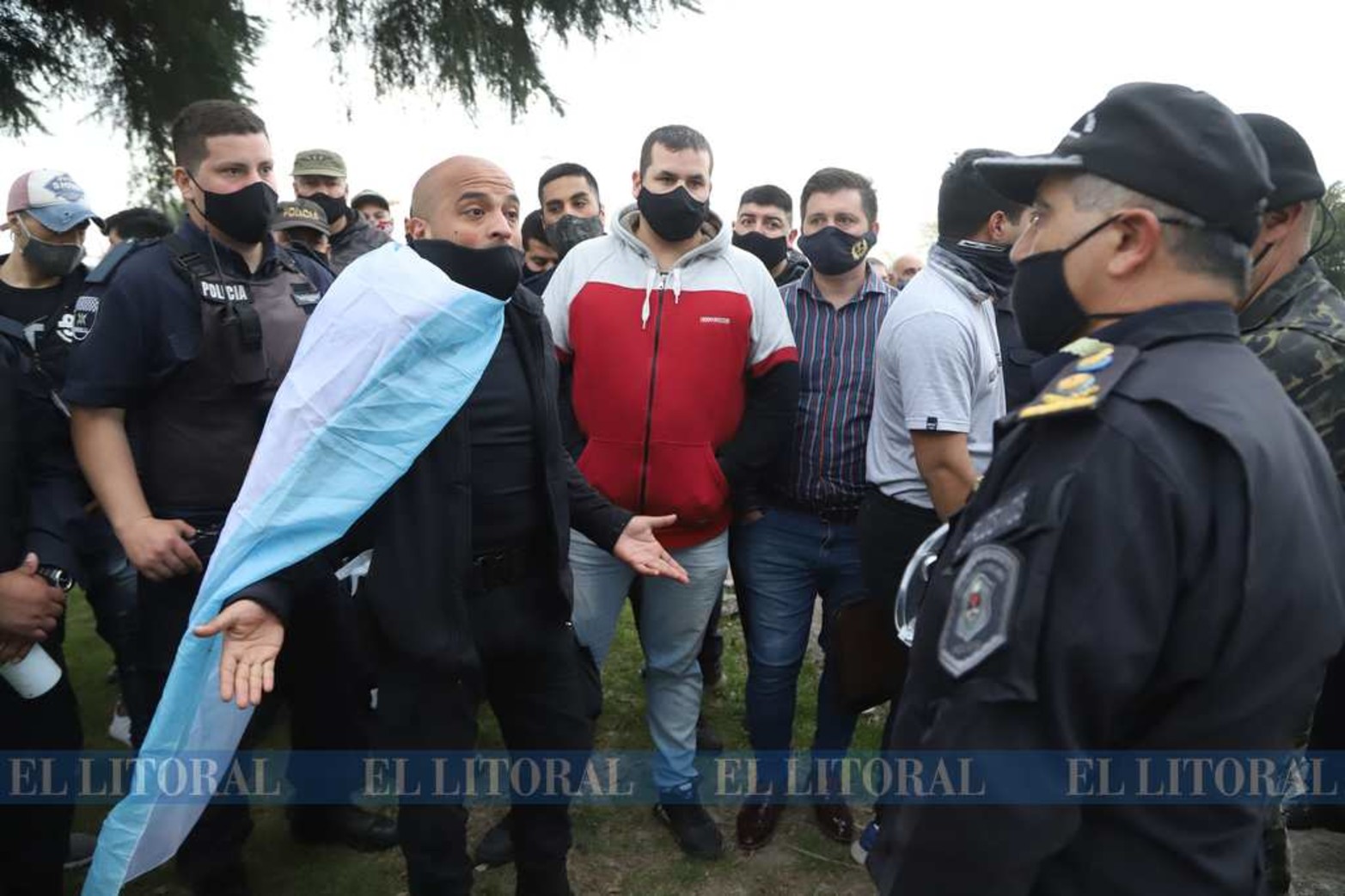 La policía de la provincia de Buenos Aires reclama aumento de sueldo. Al ser una institución sin representación gremial, usaron los propios móviles oficiales para llevar adelante la protesta.