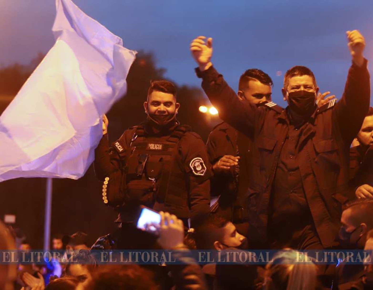 La policía de la provincia de Buenos Aires reclama aumento de sueldo. Al ser una institución sin representación gremial, usaron los propios móviles oficiales para llevar adelante la protesta.