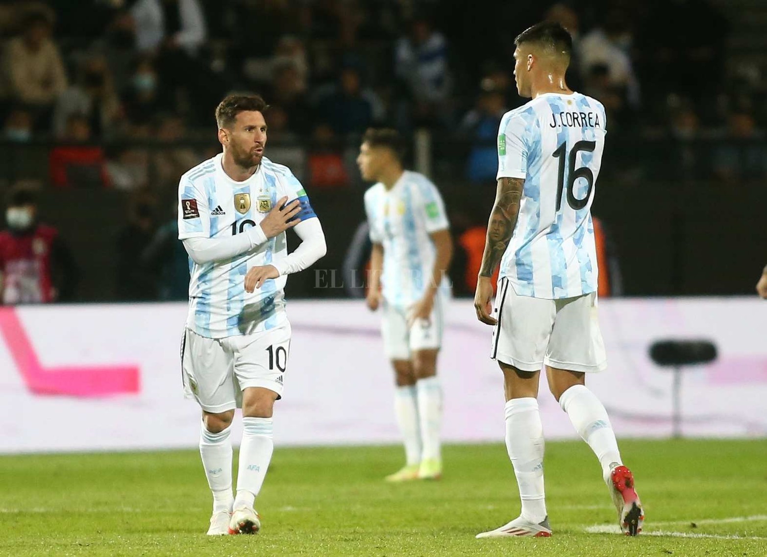 Argentino volvió a ganar (a Uruguay 1 a 0 en Montevideo) y se encamina a clasificar sin sobre salto al mundial de fútbol a disputarse en Qatar.