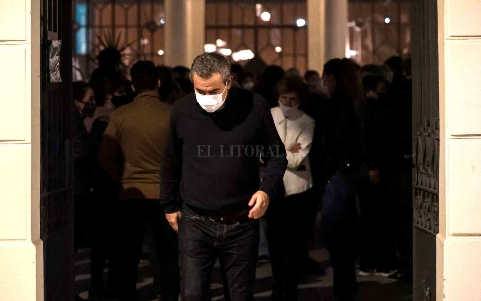 El intendente Pablo Javkin en la  biblioteca Argentina Juan Alvarez anoche.