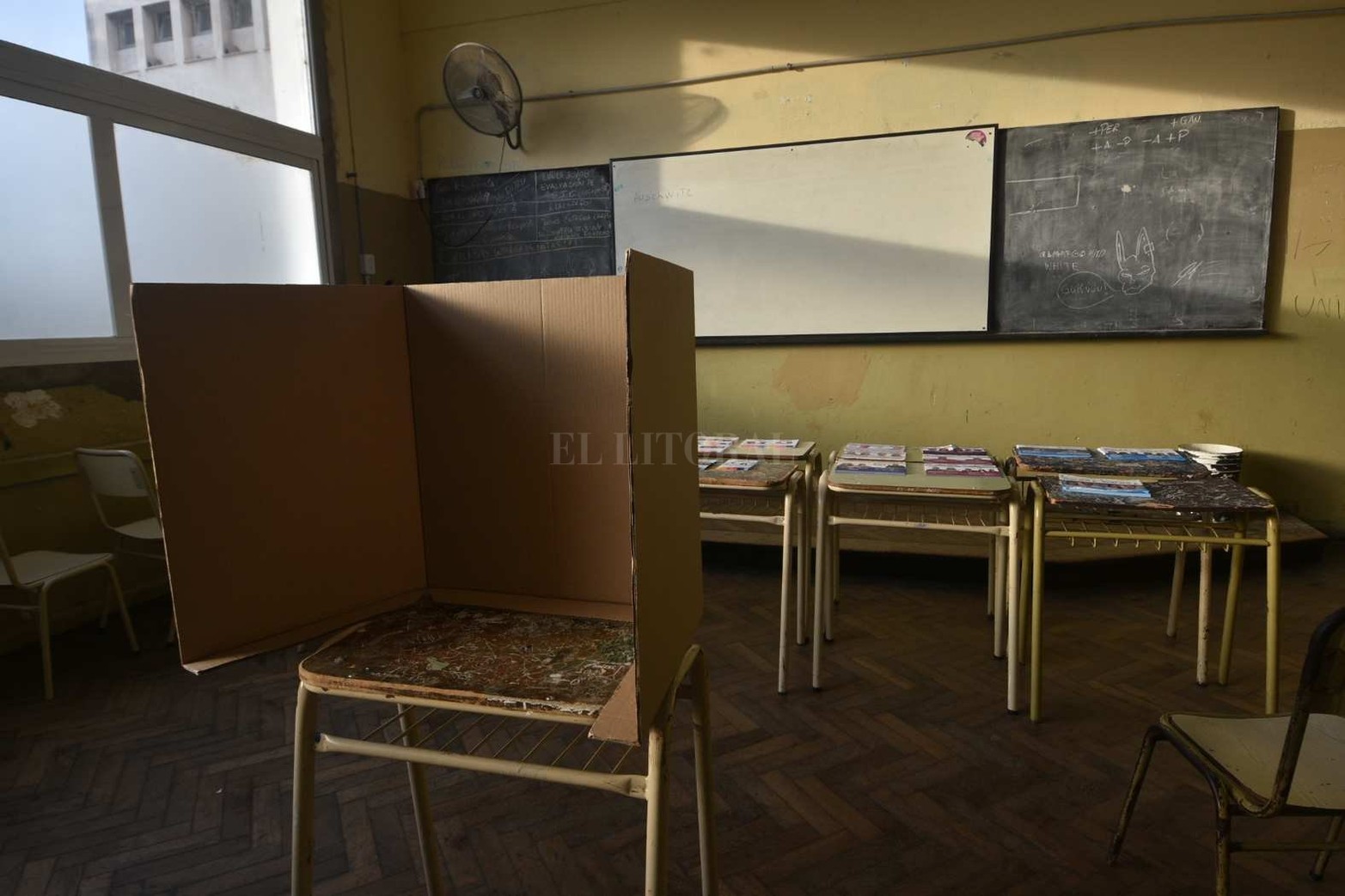 La elecciones Paso se desarrollan con dos sistemas de boleta en la provincia de Santa Fe: El  de sabana para elegir Diputados y Senadores Nacionales y la Única para elegir autoridades: Intendentes (solo en 14 localidades), Concejos Municipales, Presidentes Comunales y Revisores de Cuentas.