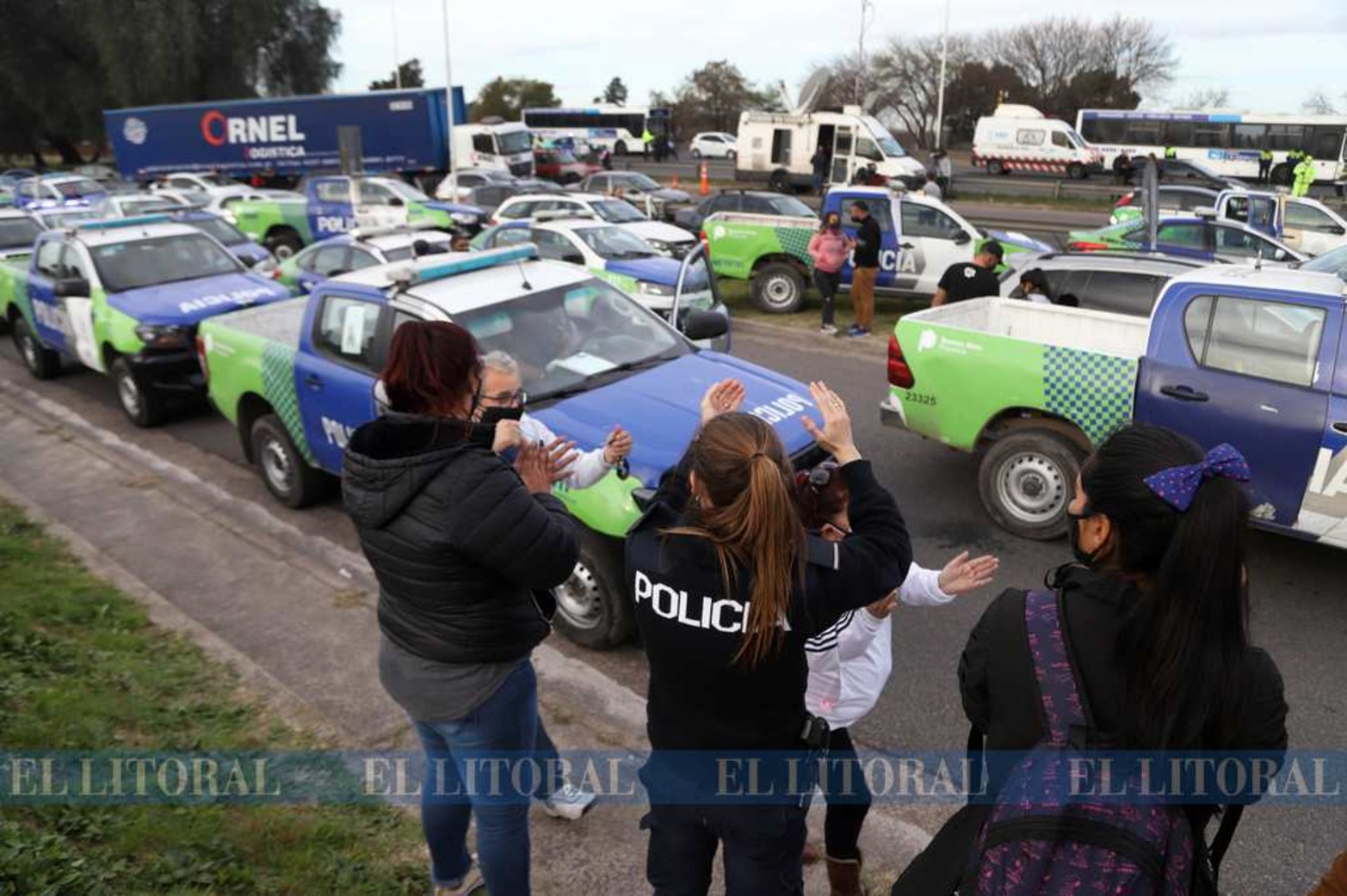 La policía de la provincia de Buenos Aires reclama aumento de sueldo. Al ser una institución sin representación gremial, usaron los propios móviles oficiales para llevar adelante la protesta.