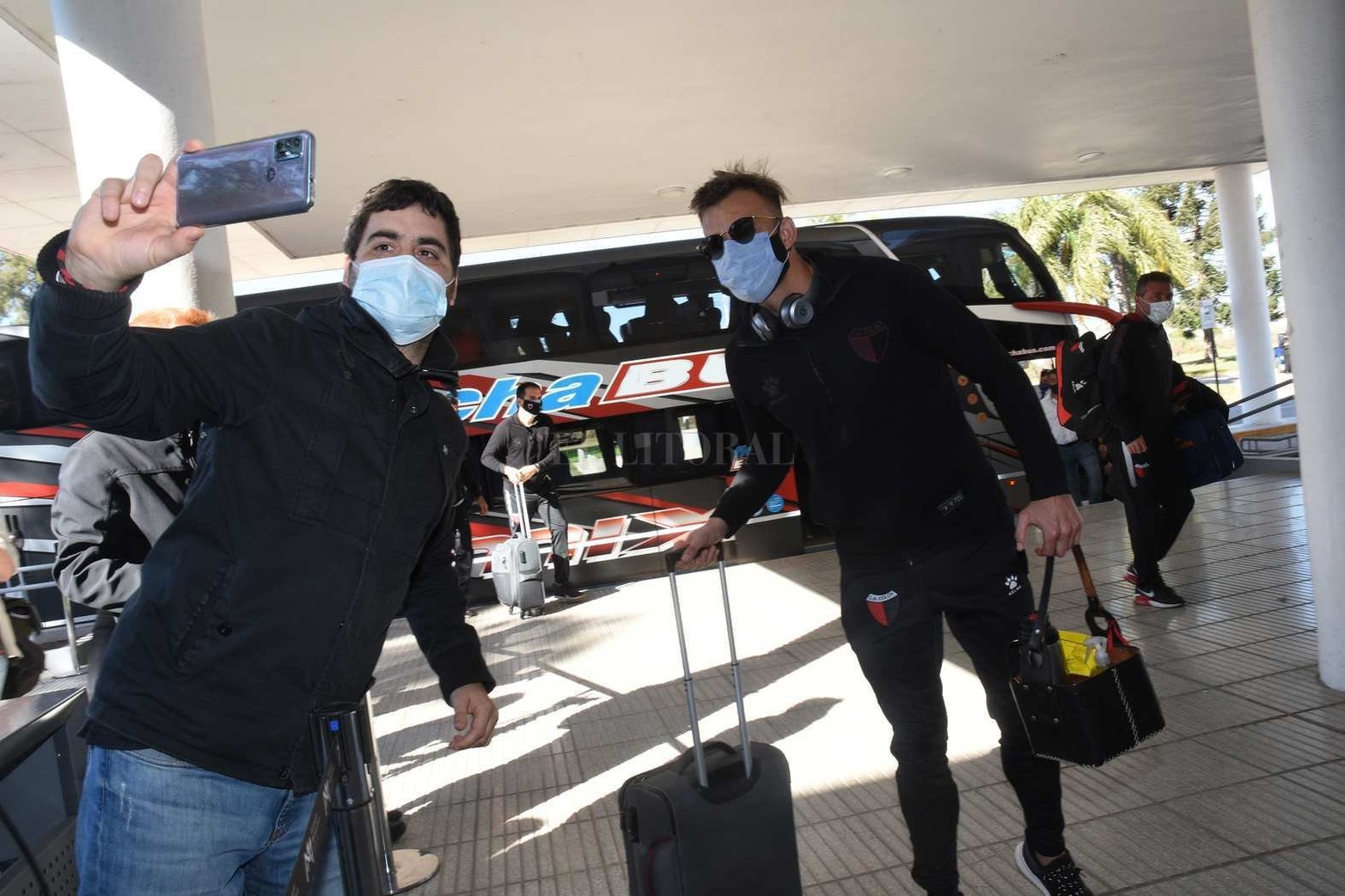 El jueves 3 de junio a las 14.30 llegó el plantel al aeropuerto de Sauce Viejo.  Minutos después salió y en hora estaban en San Juan.