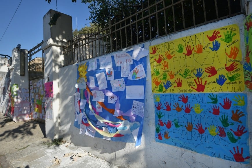 "Fuerza seño Yani", el mensaje para la directora internada por covid