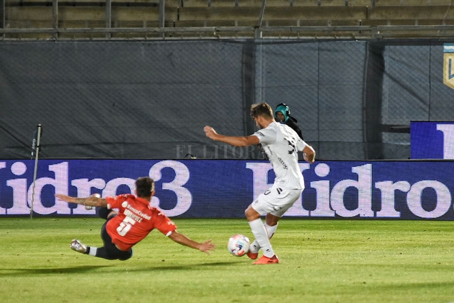 El segundo gol. Santiago Pierotti le pega suave y la pelota se levanta por sobre el defensor.