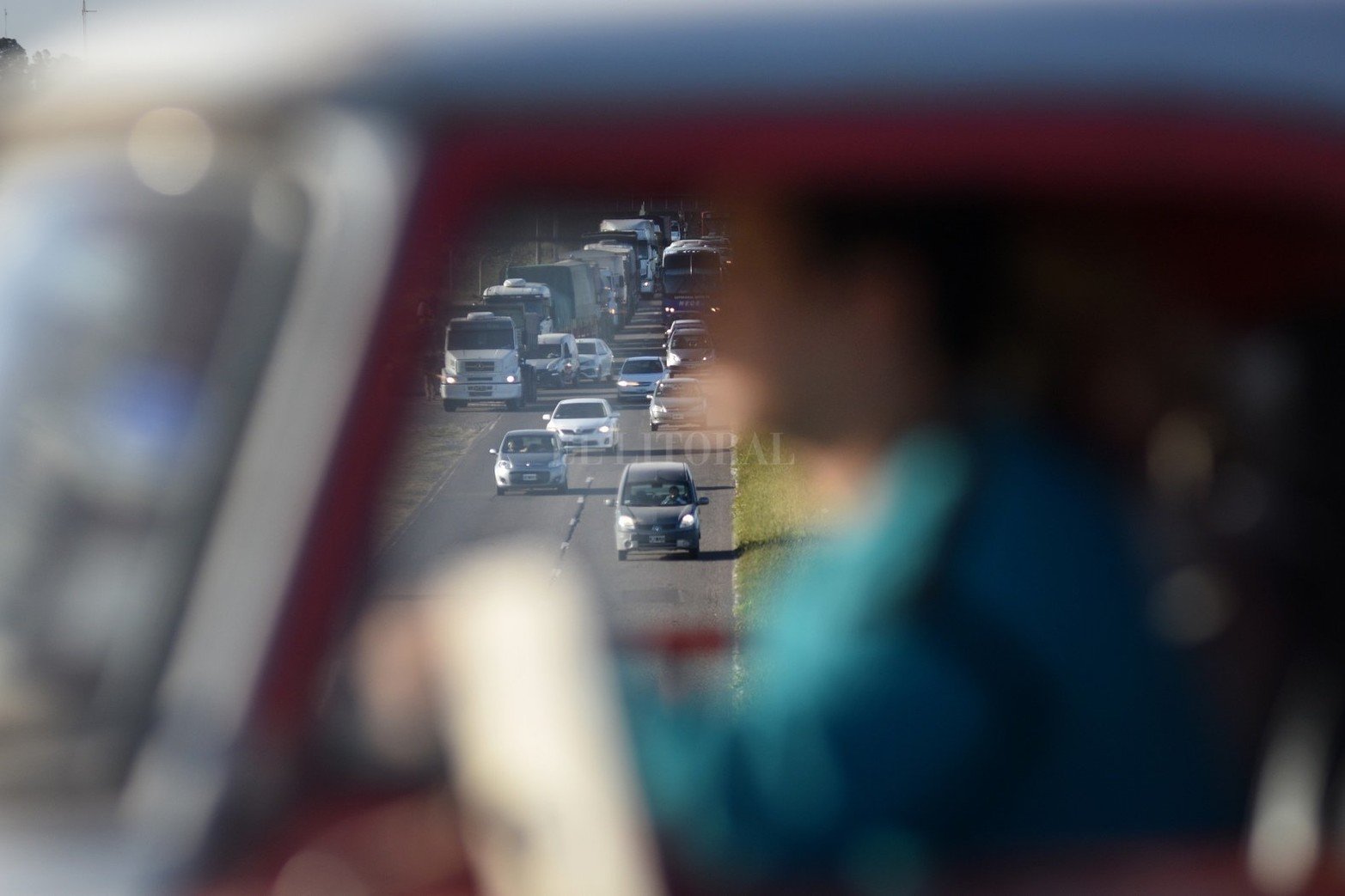 El corte de transportistas de empresas de turismo que comenzó este martes por la mañana en la autopista Santa Fe-Rosario no sólo continuaba, sino que además referentes del sector adelantaron a El Litoral que la medida se sostendrá en tanto y en cuanto no reciban respuestas del gobierno provincial.