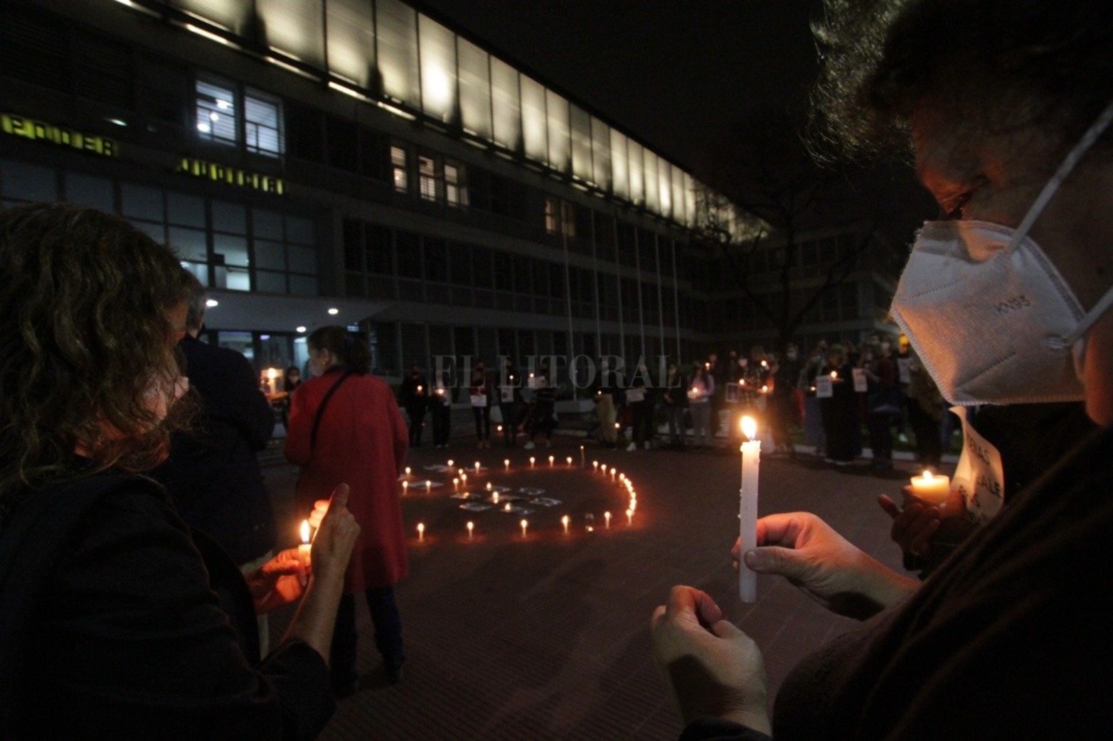 Familiares y amigos de Gonzalo Calleja se concentraron este jueves frente a los Tribunales de Paraná para pedir el esclarecimiento del crimen del joven contador.