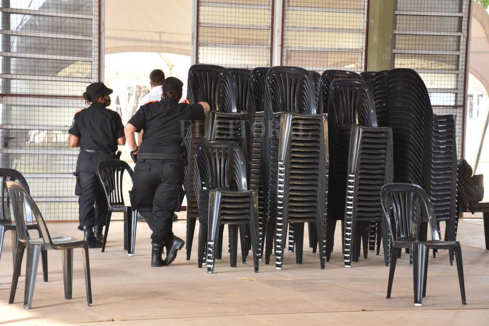 El lugar que suele utilizar el Ministerio de Educación para otorgar las titularizaciones docentes, se montó para la vacunación a los docentes. Es el Centro de Educación Física, ubicado en avenida Galicia y Las Heras.