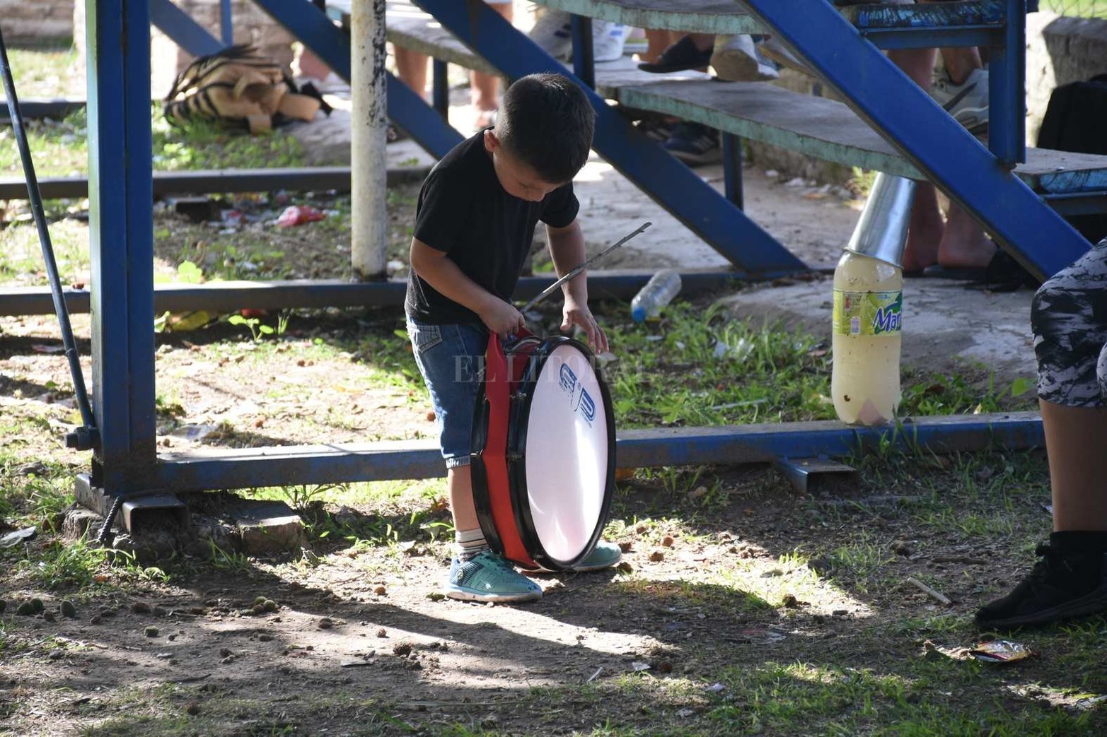 Fútbol Liga_Incidencias y color de los partidos disputados en canchas de Banco y Las Flores II 
entre los locales y  Belgrano de Coronda y Alto Verde respectivamente .