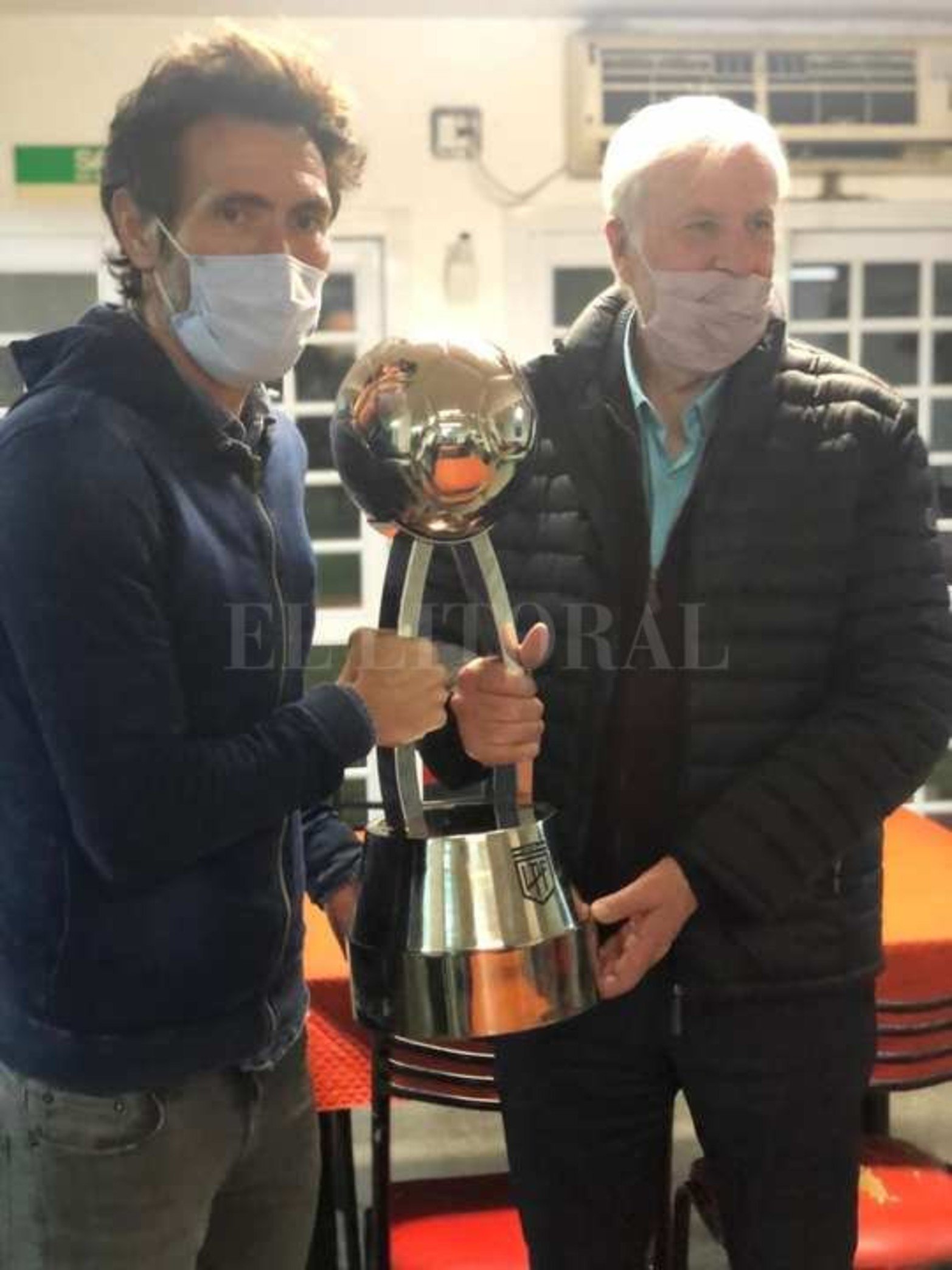 La Copa, el DT Eduardo Domínguez y el Presidente José Vignata. Una foto que quedará en la historia.