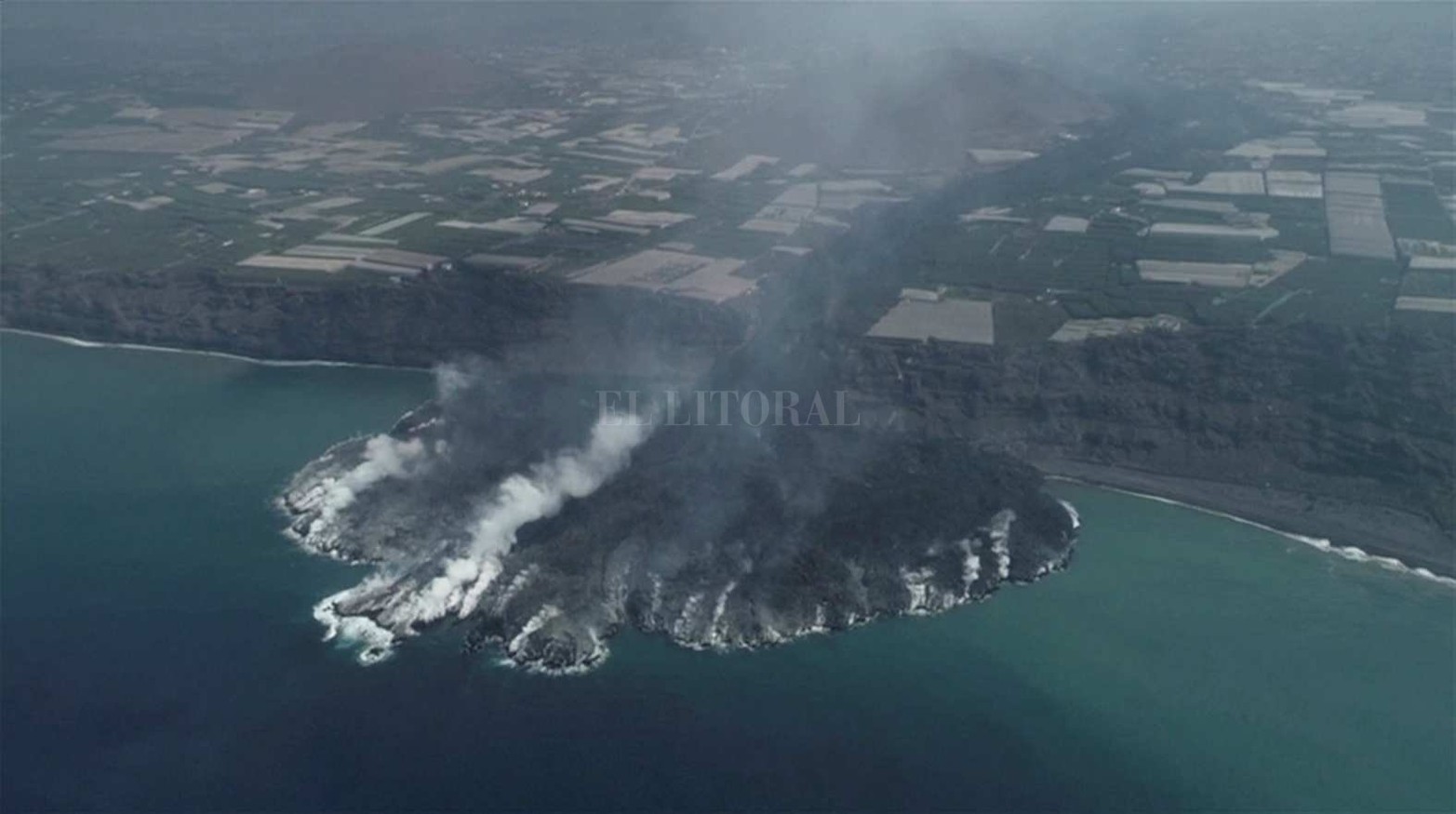 Erupción del volcán en La Palma, una de las islas de la comunidad de Canarias, España. Una superficie de 27,5 hectáreas ha cubierto la llegada de lava al mar. En su camino ha inutilizado 28,3 kilómetros de carreteras, ha destruido 880 edificaciones y dañado otras 105.
