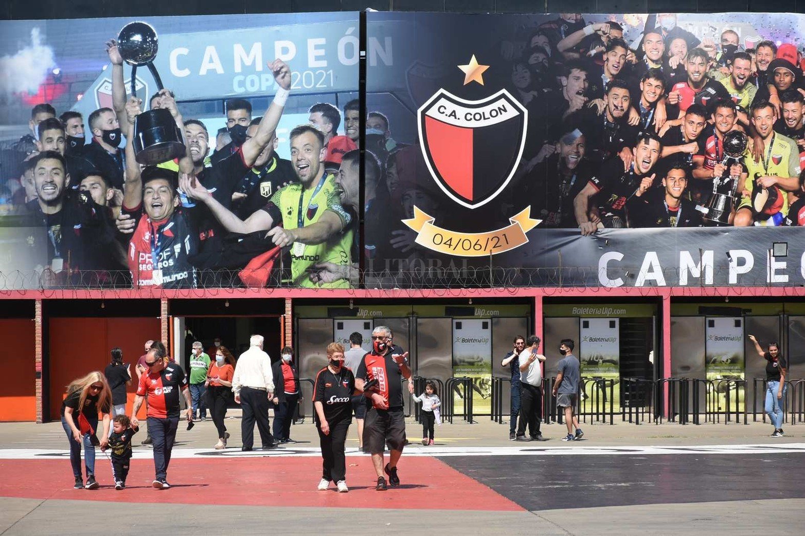 El ingreso principal del estadio de Colón "Brigadier López" luce renovado y con la histórica estrella conquistada el pasado viernes 4 de junio.