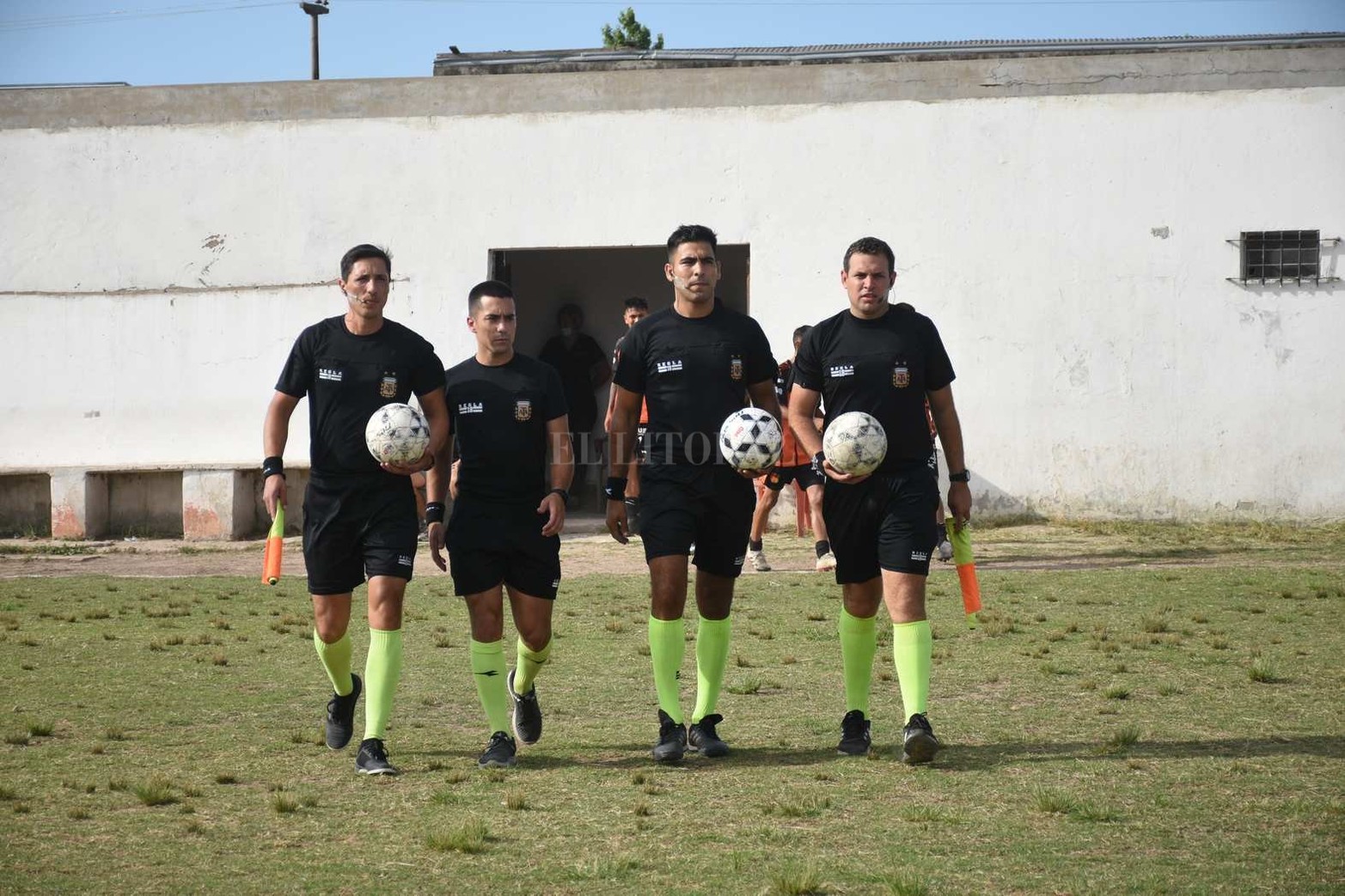 Fútbol Liga_Incidencias y color de los partidos disputados en canchas de Banco y Las Flores II 
entre los locales y  Belgrano de Coronda y Alto Verde respectivamente .