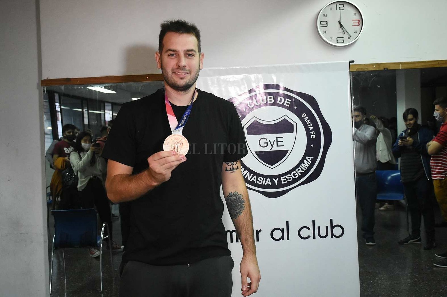 Luciano De Cecco, capitán de la selección Argentina de voley que logró la medalla de bronce en los Juegos Plímpicos, en Gimnasia y Esgrima el club que lo vio nacer deportivamente.