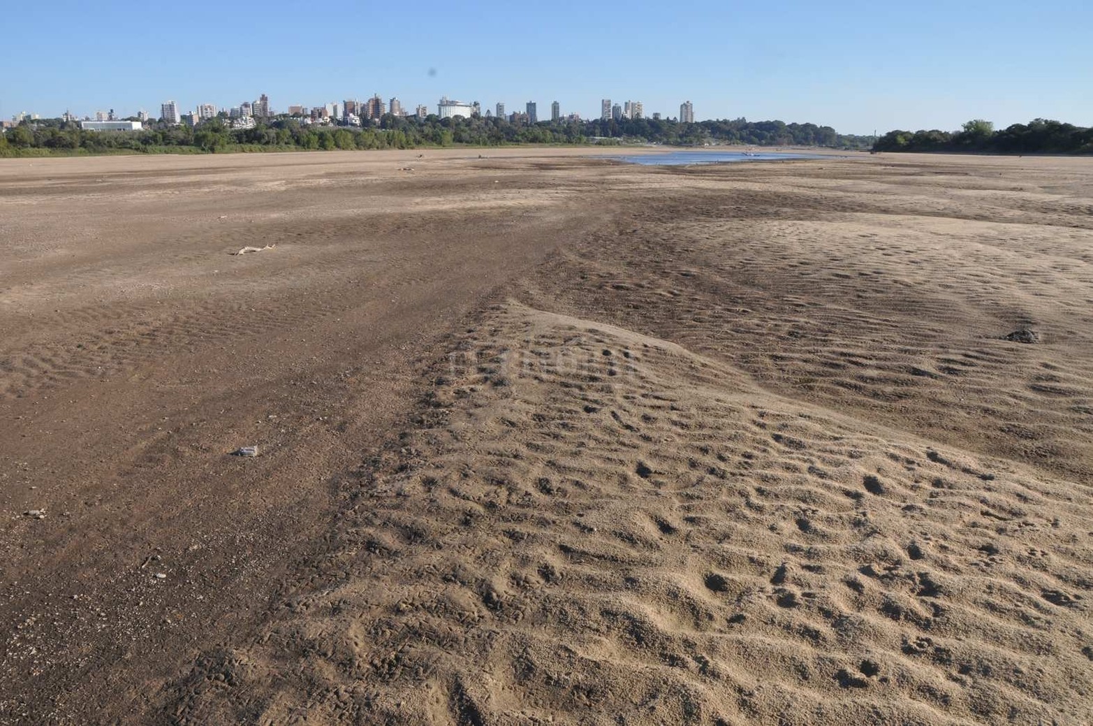 Frente a la ciudad de Paraná, entre las las islas Corupi y Puente, un banco de arena gigante llama la atención. Aquí imágenes de textura del lecho del río.