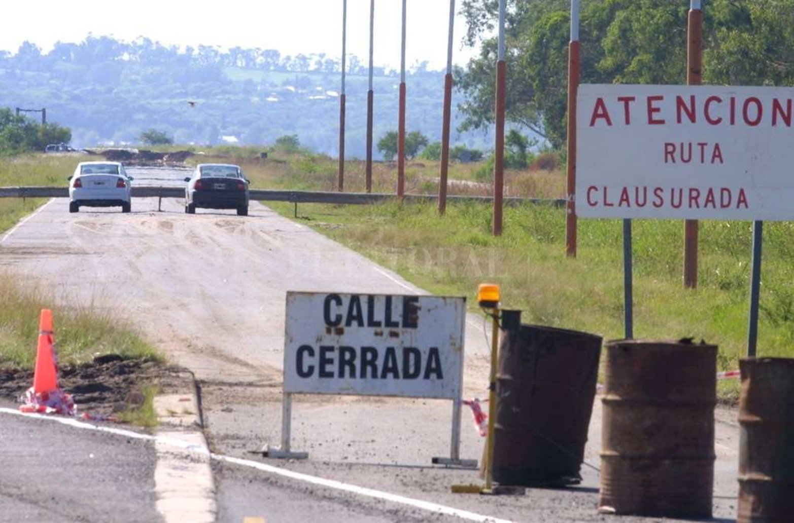 Doble advertencia. Luego del accidente Vialidad Nacional colocó guarda raid para que no pudiera ingresar con vehículos a la zona.