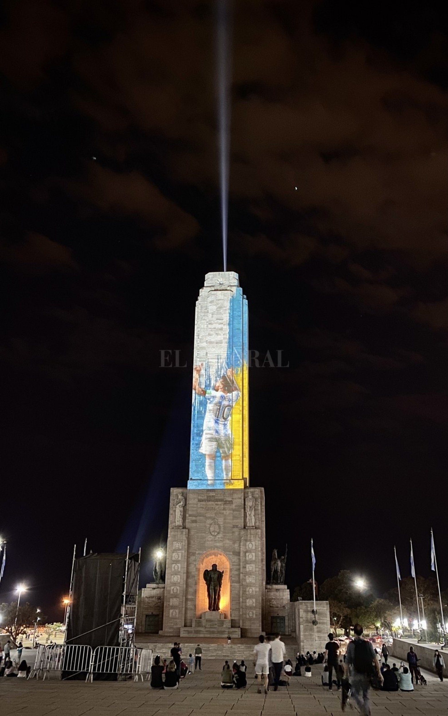 El Monumento a la Bandera de Rosario, ciudad natal de Lionel Messi, se iluminó este viernes por la noche con los colores celeste y blanco y fue soporte de un video mapping.