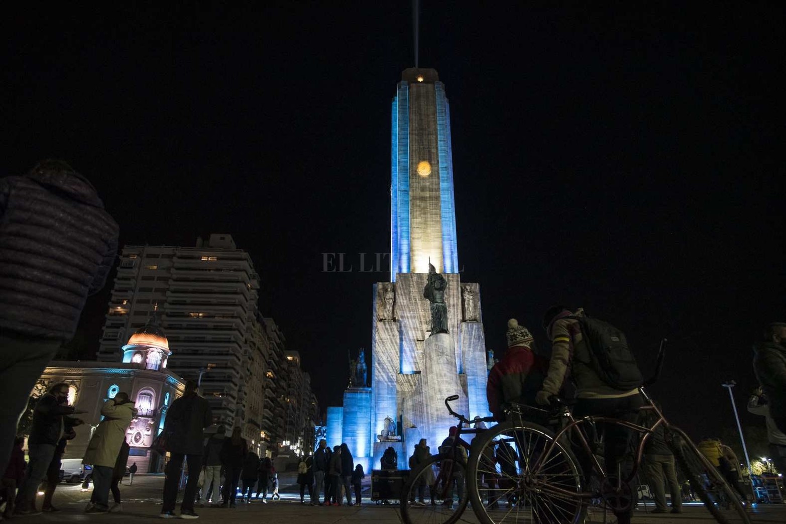 Desde este viernes y hasta el lunes inclusive así lucirá a la noche el monumento a a Bandera en la ciudad de Rosario.