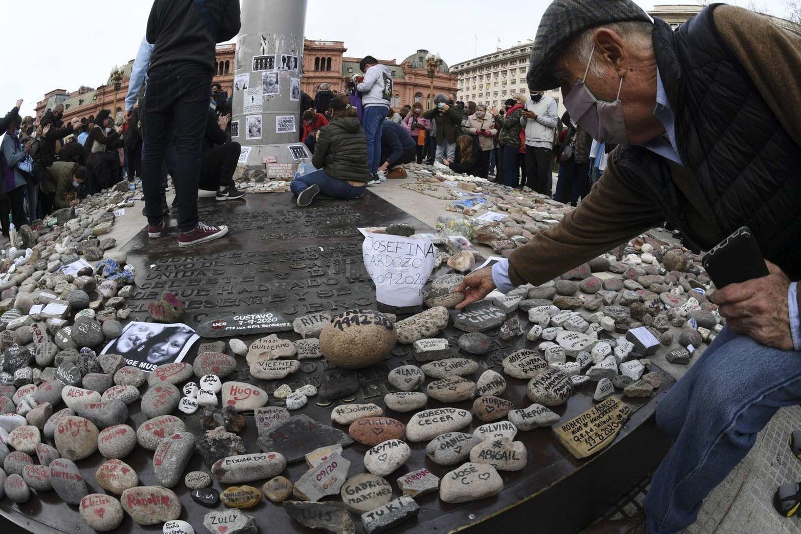 Frente a Casa Rosada y la quinta de Olivos miles de personas llevaron piedras en honor a los familiares muertos por el virus Covid19.