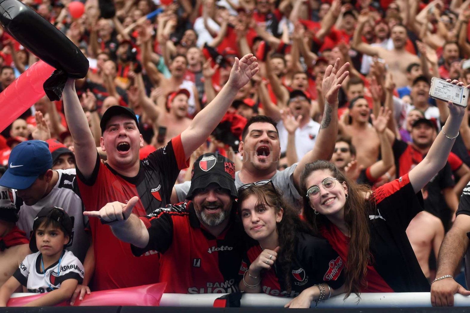 Asunción del Paraguay. Sábado 9 de noviembre de 2019. Primera final organizada por la Conmebol con partido único. Colón logró una movilización histórica a otro país: 40.000 personas. Aquella final perdió 3 a 1 con Independiente del Valle de Ecuador.