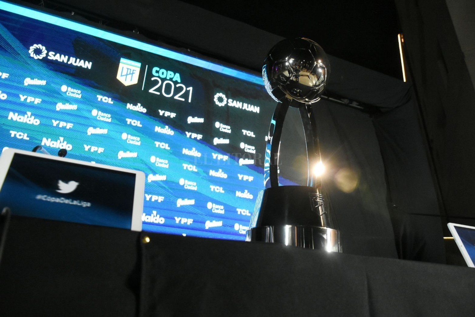 La copa. La levantará uno de los capitanes, el "Pulga" Rodríguez o Iván Pillud.