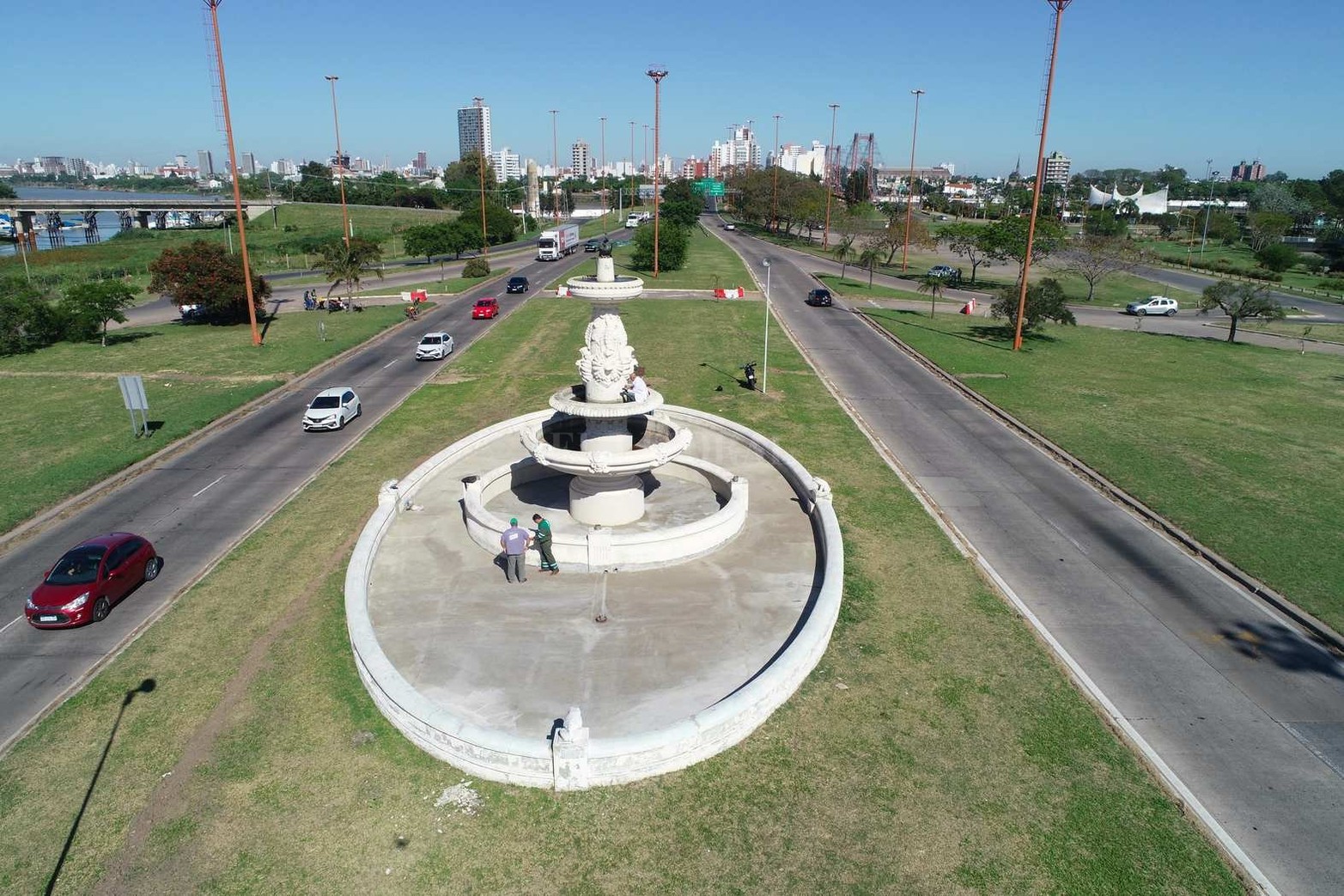 Escultura con historia. La Fuente de la Cordialidad vuelve a lucir sus mejores galas como la puerta de entrada a Santa Fe. Fue restaurada por Eduardo Gómez en un trabajo encargado por el municipio.