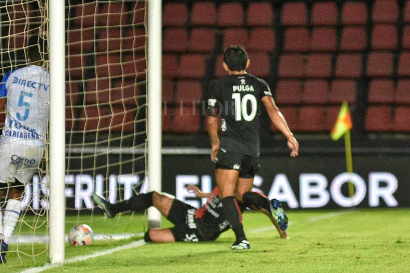 Por las dudas. Facundo Farias empuja el balón en el primer gol.