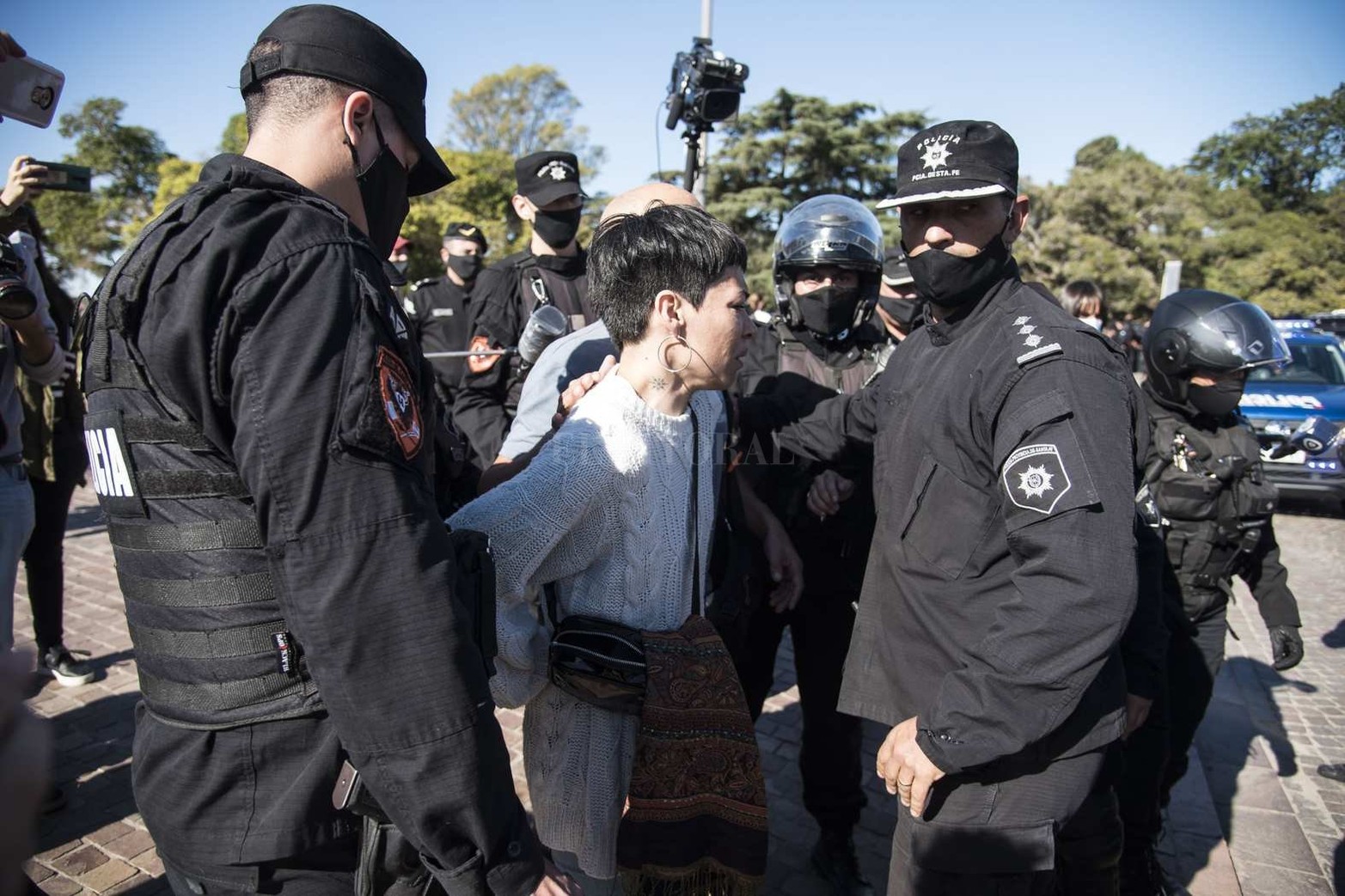 Un grupo numeroso de personas se manifestó en la zona del Monumento en contra de las medidas de aislamiento social que rigen hasta el 30 de junio. La Policía de la Provincia logró despejar la zona y se llevó detenidas a una veintena de personas.