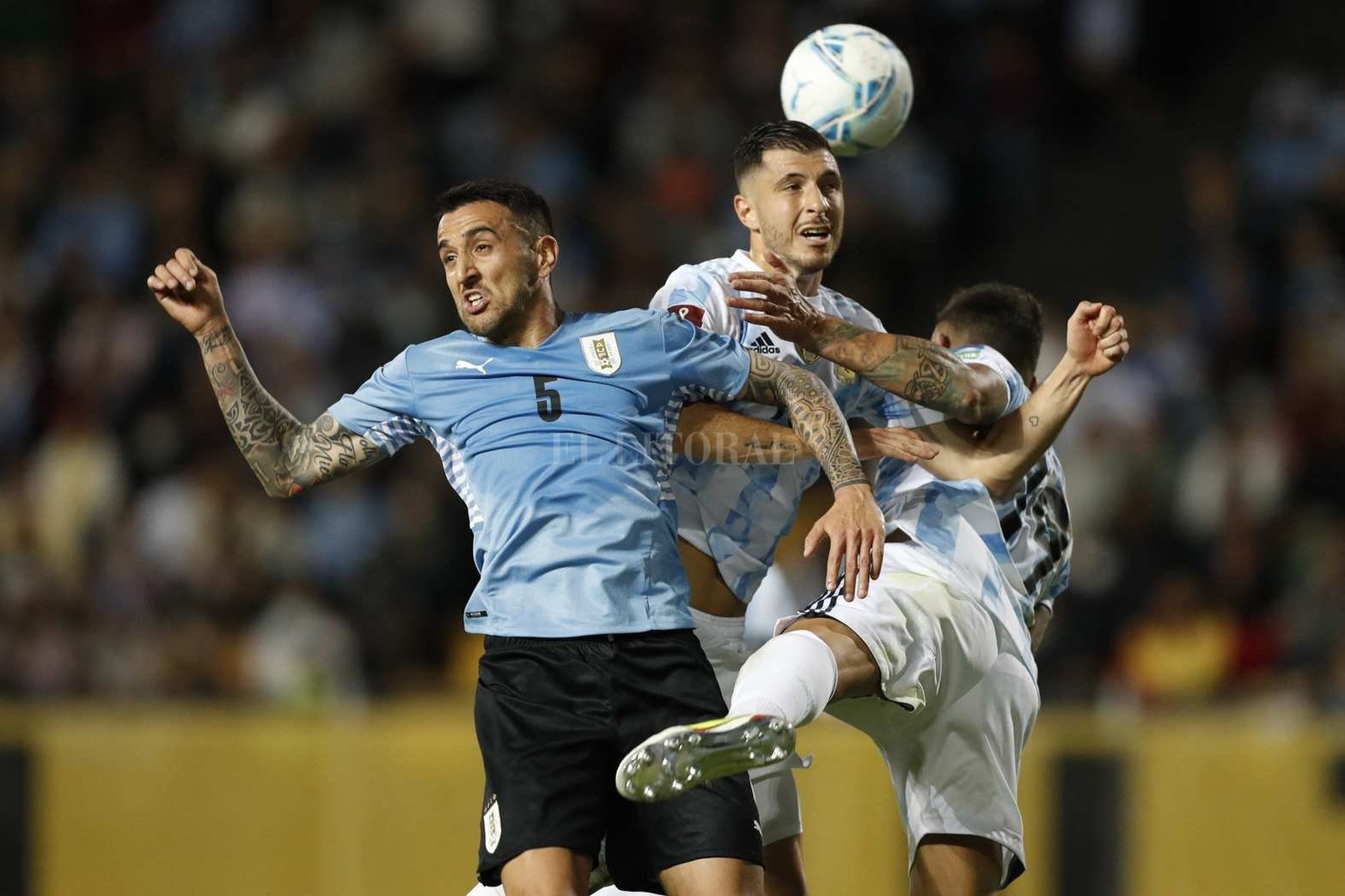 Argentino volvió a ganar (a Uruguay 1 a 0 en Montevideo) y se encamina a clasificar sin sobre salto al mundial de fútbol a disputarse en Qatar.