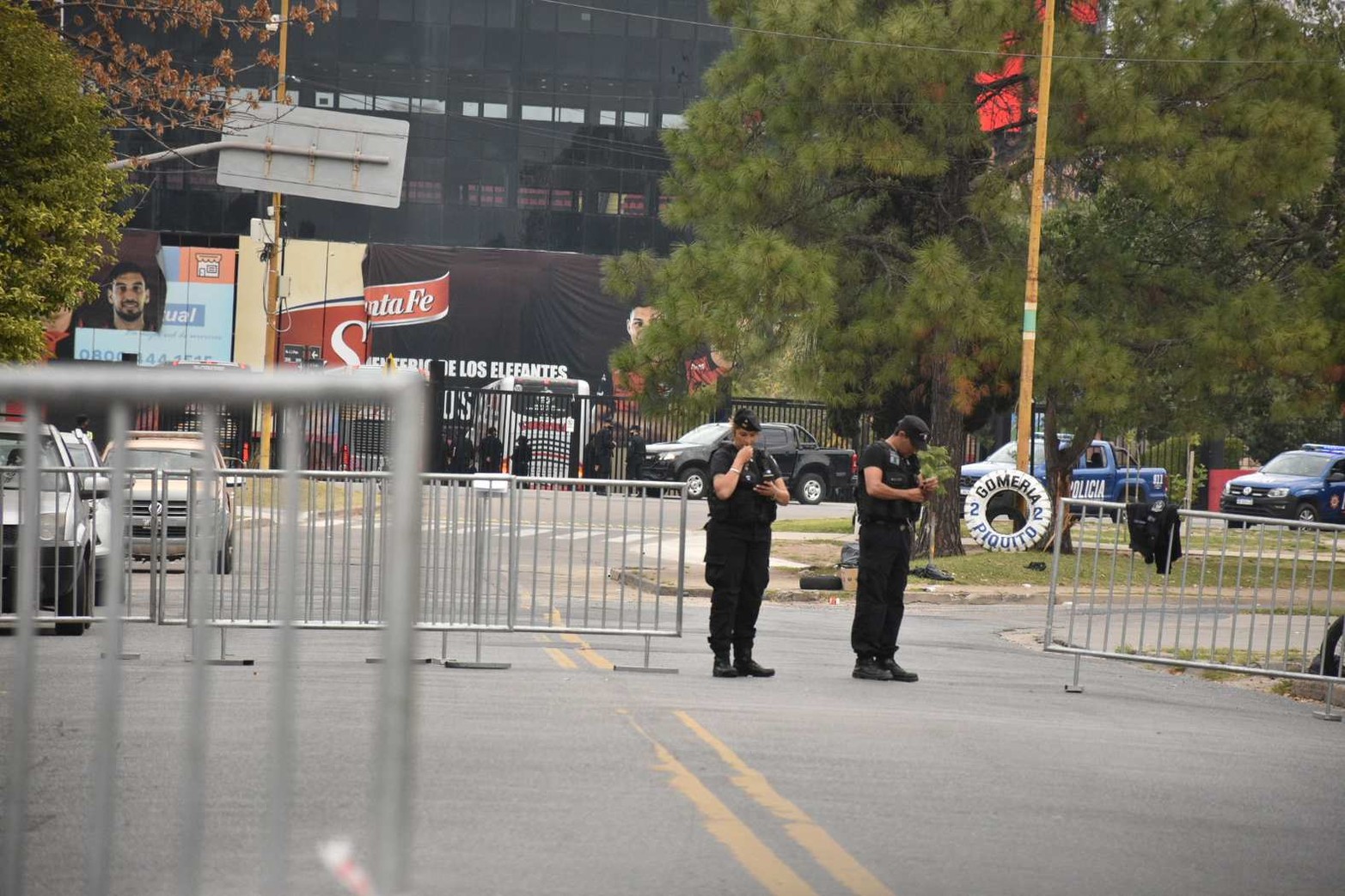 El vallado en avenida Zavalla. El corte se hizo altura calle Uruguay. El operativo brindó seguridad.