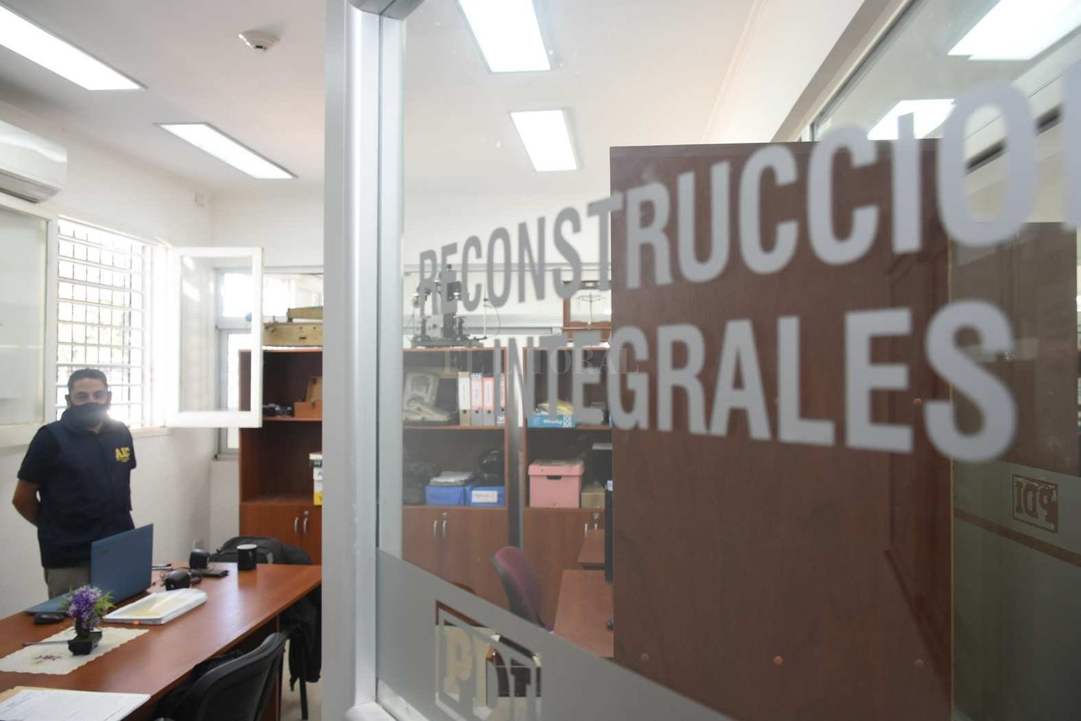 Aquí funciona lo que también llamamos Policía Científica. Estamos a cargo de todos los peritajes científicos y técnicos.Tenemos bastante tecnología a disposición para eso, dijo a modo de presentación Marcelo Zoratti, director general de la Agencia de Investigación Criminal (AIC). 