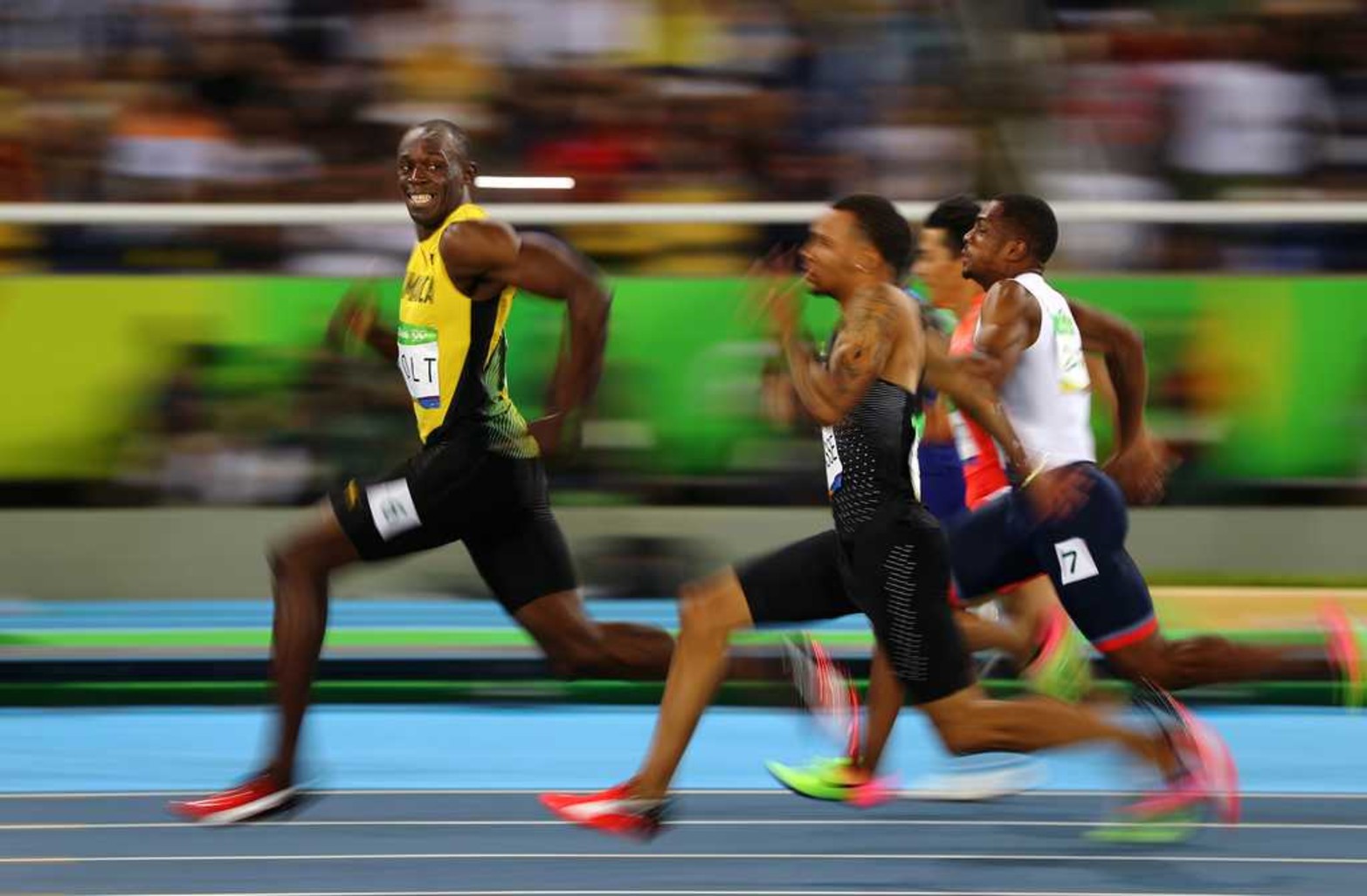 Usain Bolt, de Jamaica, sonríe al ganar la semifinal de los 100 metros en los Juegos Olímpicos de Río de Janeiro el 15/08/2016. La foto de Kai Pfaffenbach para Reuters fue premiada por la fundación World Press Photo.