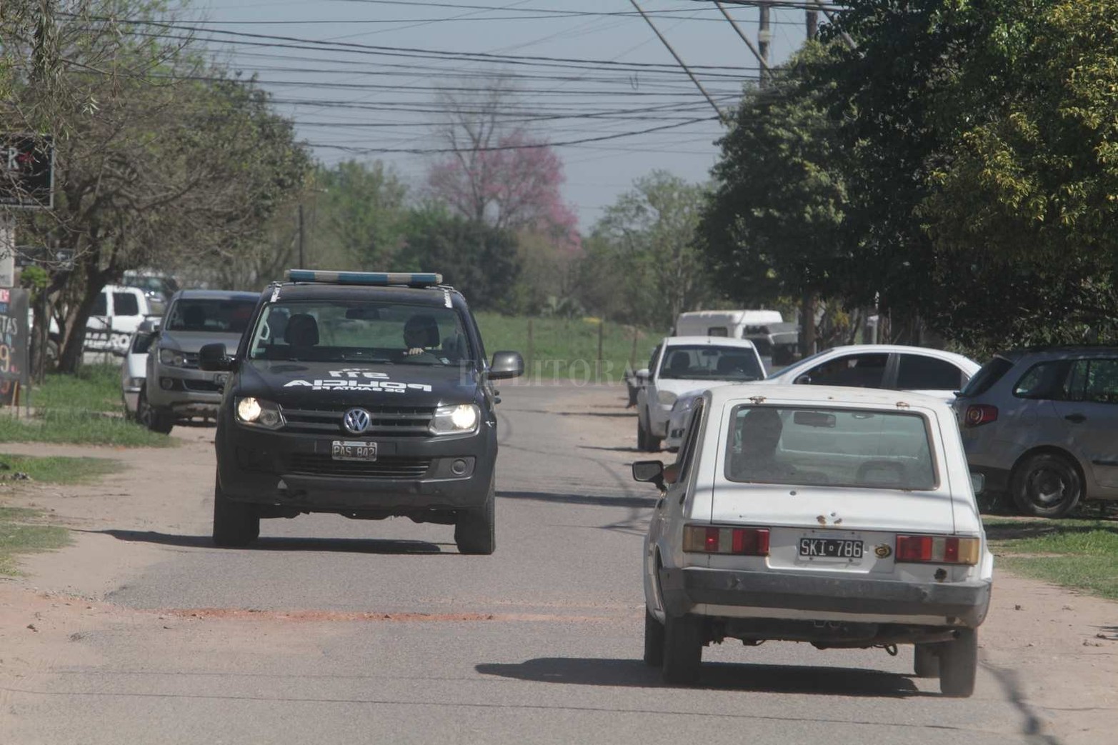 Altos del Valle es uno de los barrios que traza el límite norte de la ciudad con la localidad de Ángel Gallardo. También es el barrio que tiene como particularidad que, de norte a sur, sus calles llevan nombre de flores y, de este a oeste, de árboles.