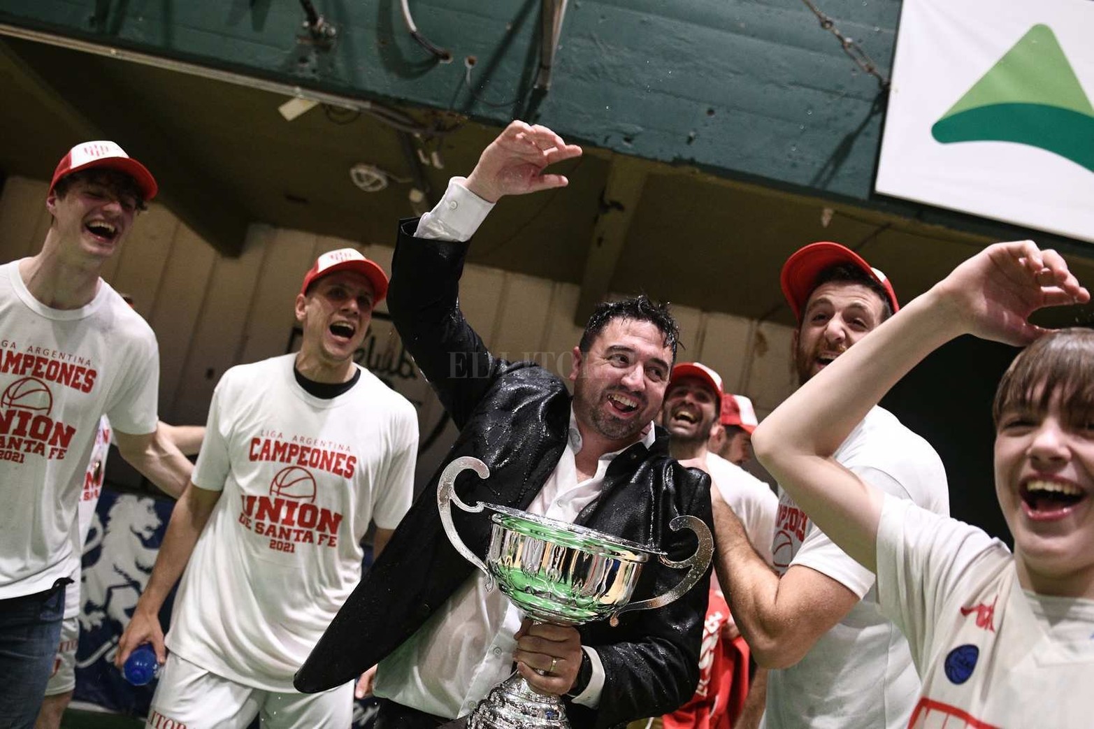 Juan Francisco Ponce, con la Copa del ascenso en la mano. Un proyecto del básquet que lo vio nacer junto al ex entrenador paranaense Juan Siemienczuk.