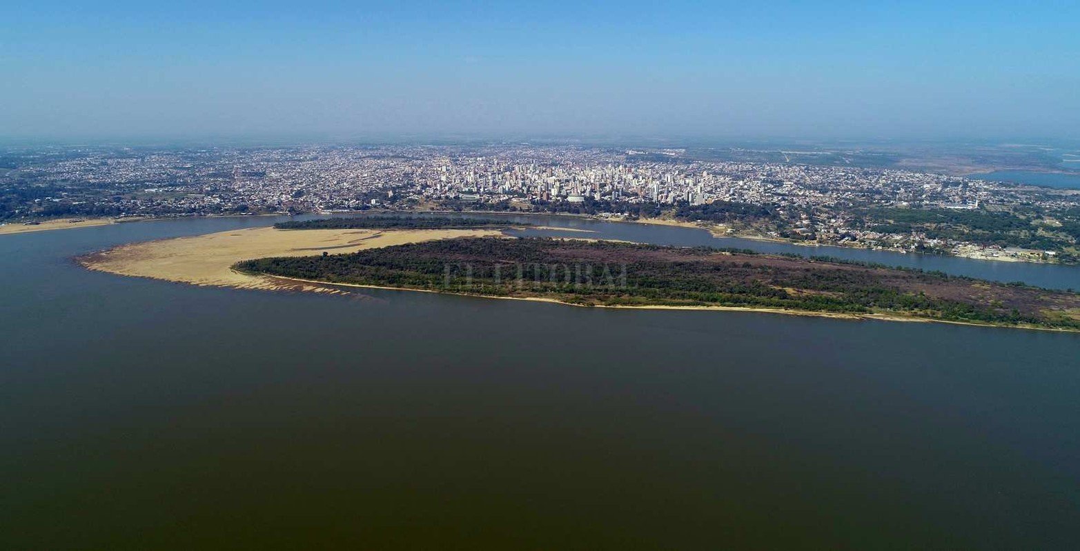 La isla Irupé frente a la ciudad de Paraná.