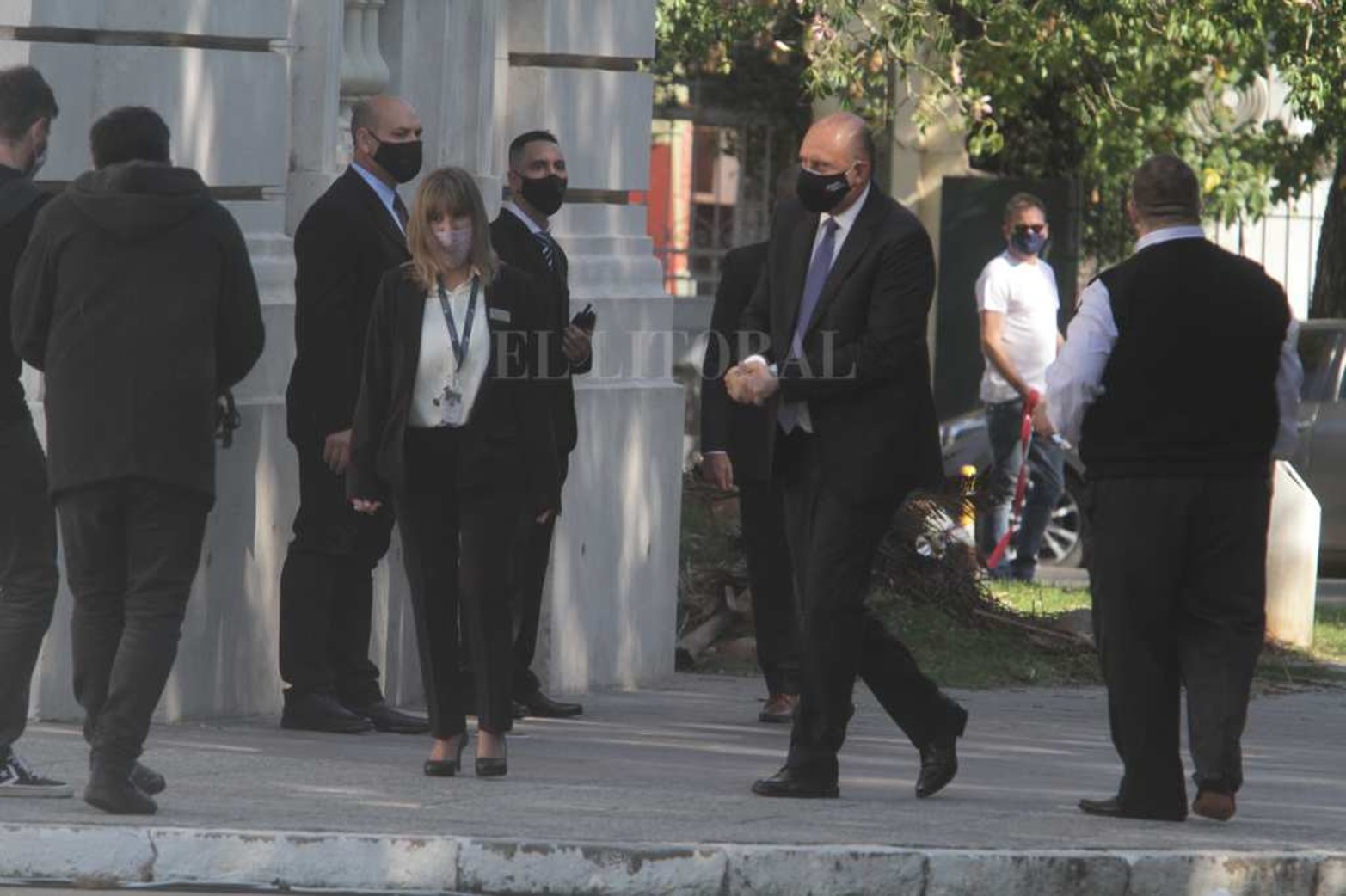 El gobernador antes de ingresar al reciento.