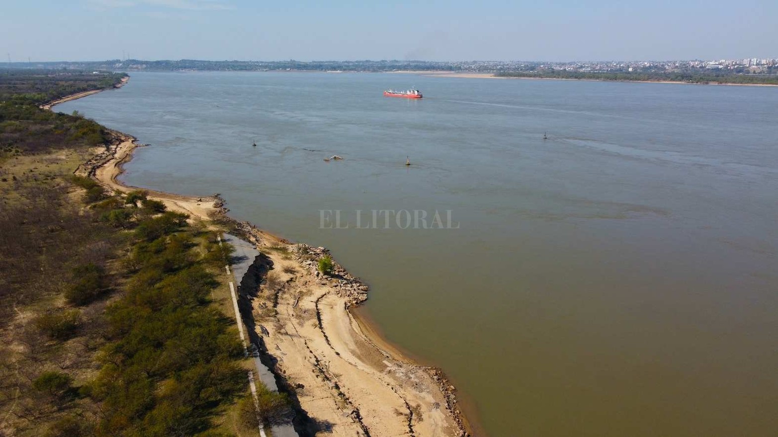Los barcos pasan cerca de la costa de Santa Fe.