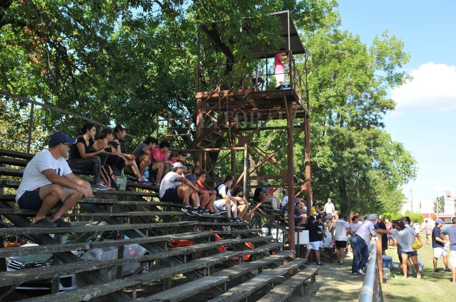 El rugby que fue uno de los primeros deportes en volver a entrenar en la ciudad pero hoy volvió a jugar un partido amistoso entre Universitario y Santa Fe Rugby.