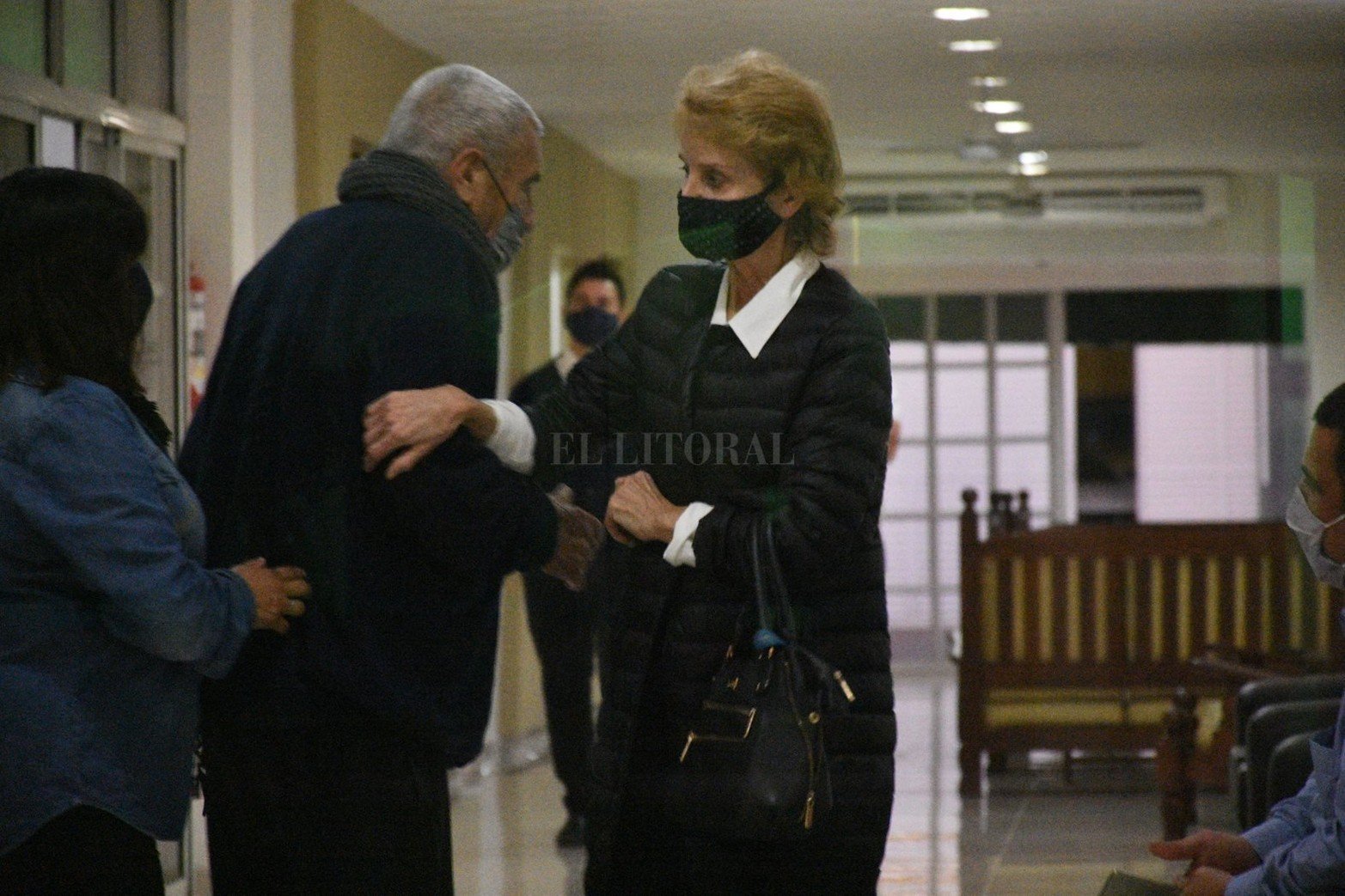 Desde temprano, familiares y allegados acompañan el velatorio del senador nacional. Reutemann murió hoy a los 79 años tras permanecer dos meses hospitalizado.