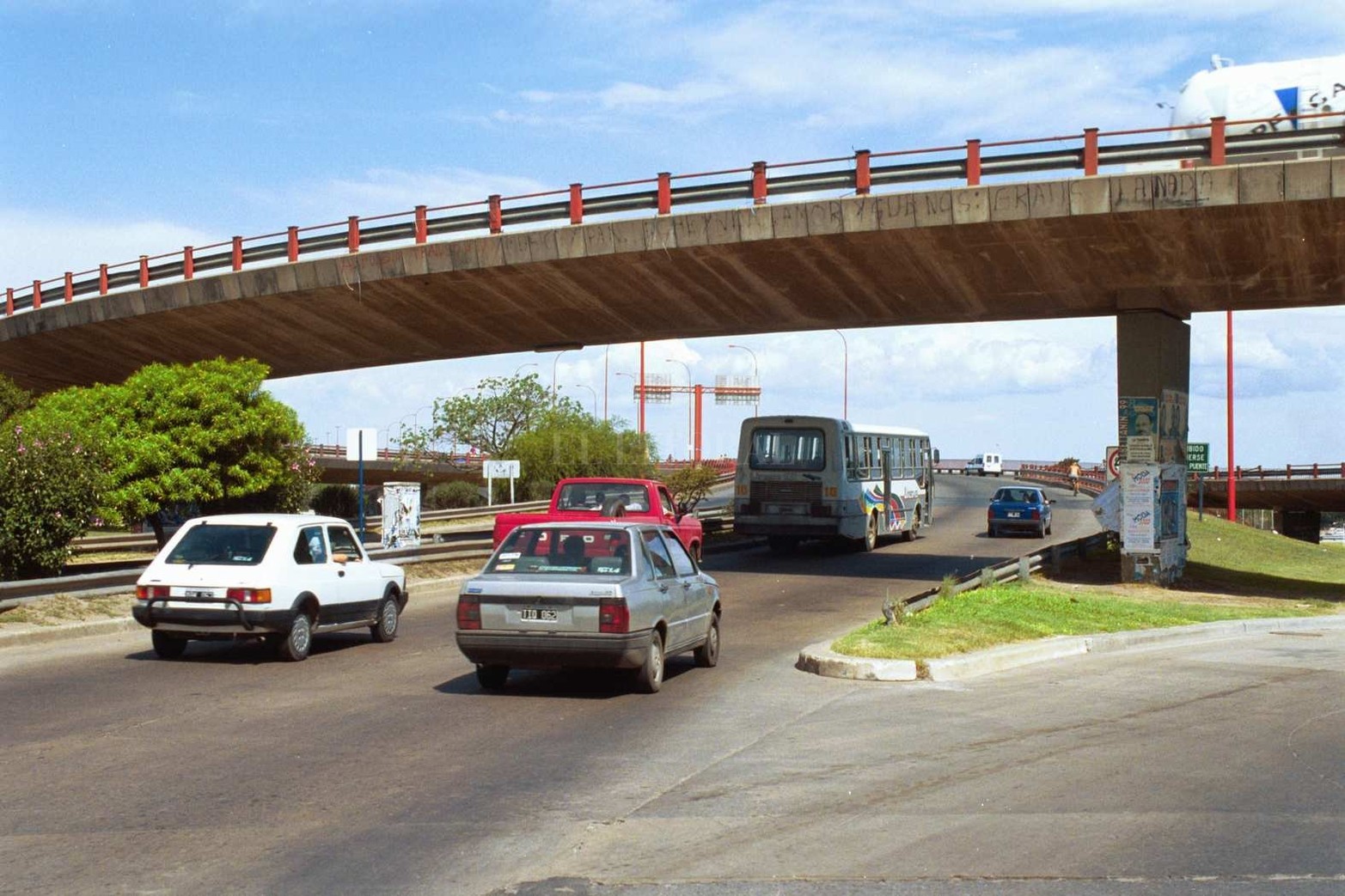 El ingreso al puente desde boulevar Gálvez hacia el este. Y arriba el derivador que lleva hacia avenida Alem.