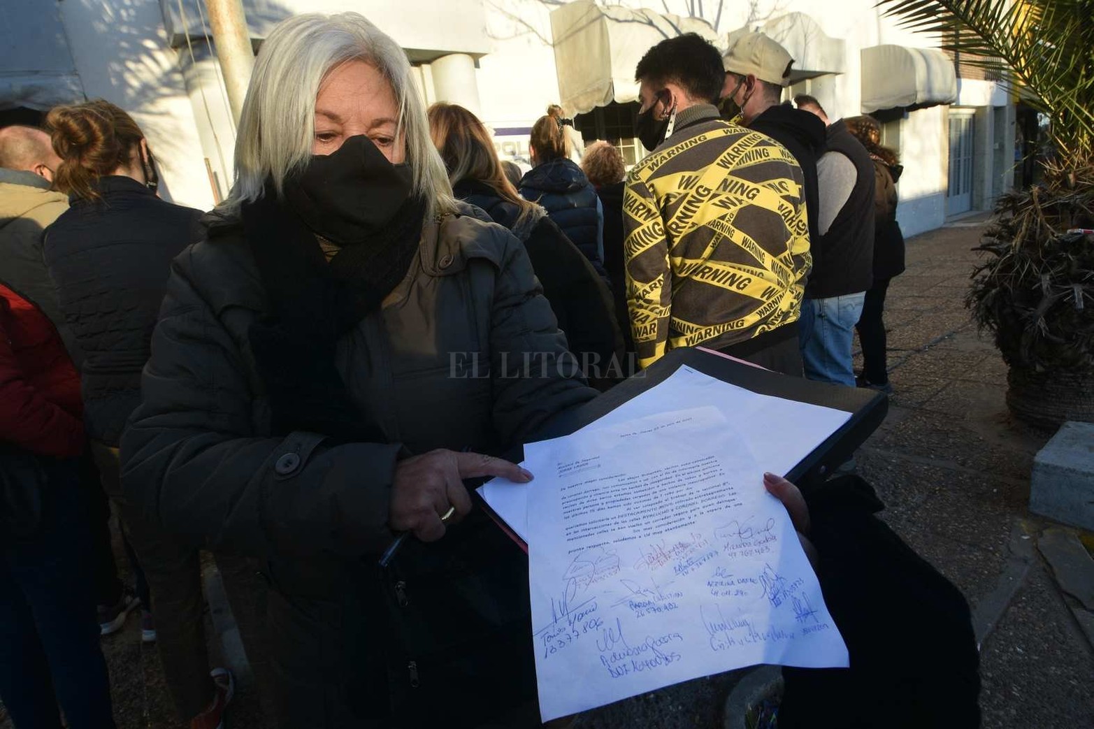 Vecinos de barrio Guadalupe protestaron este martes ante la seccional octava, reclamando por hechos de inseguridad que ocurren con mucha frecuencia en la zona.