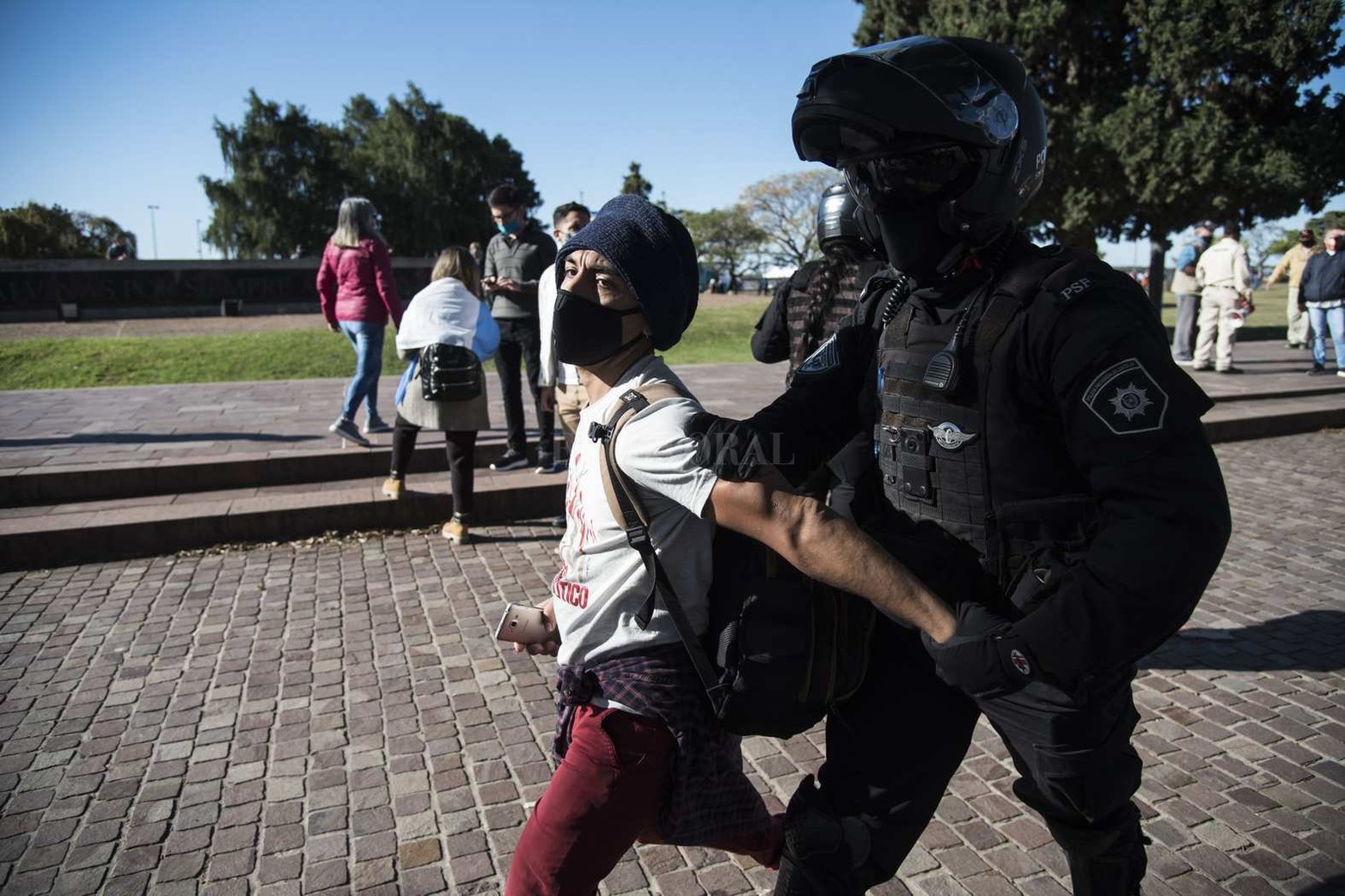 Un grupo numeroso de personas se manifestó en la zona del Monumento en contra de las medidas de aislamiento social que rigen hasta el 30 de junio. La Policía de la Provincia logró despejar la zona y se llevó detenidas a una veintena de personas.
