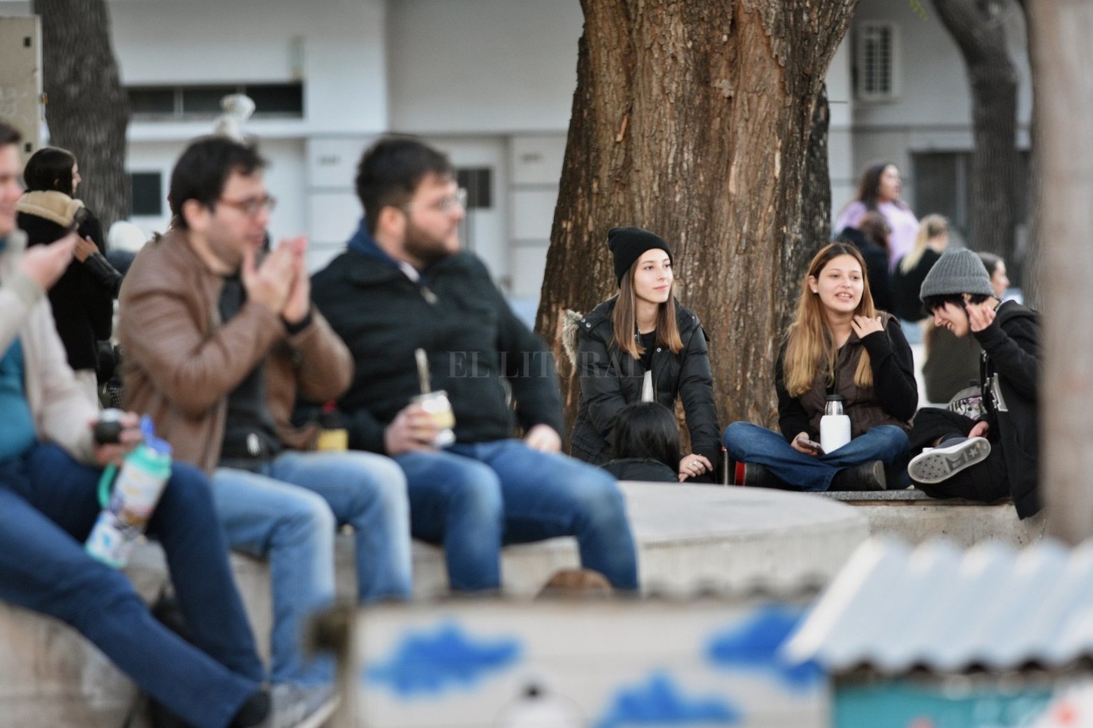 Se celebra el Día del Amigo y muchos grupos de personas salen a festejar en bares, restaurantes y espacios públicos tradicionales de la ciudad.