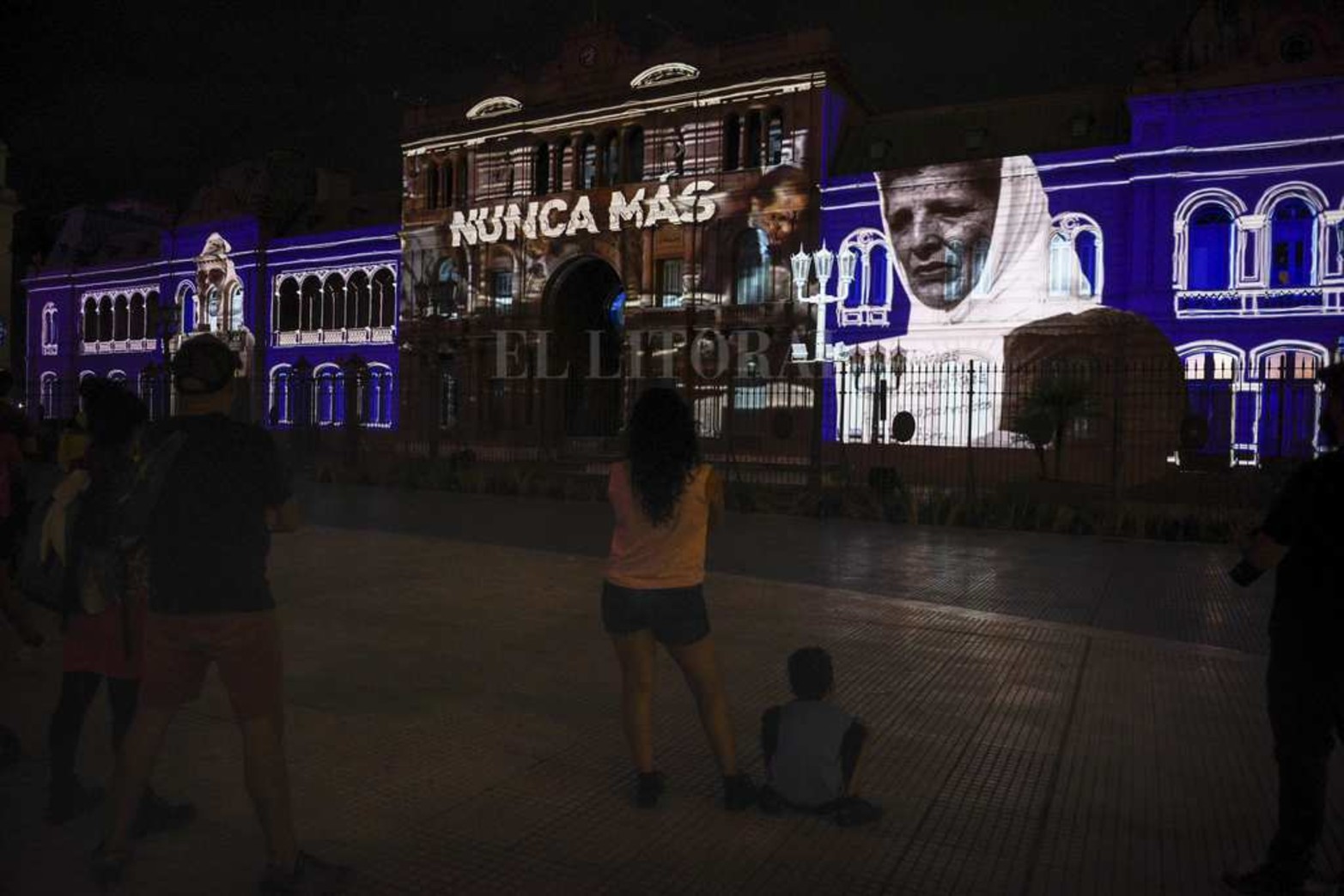 El Gobierno Nacional  proyectó sobre la Casa Rosada, a través del sistema mapping, imágenes de la lucha de las madres y abuelas de Plaza de Mayo al conmemorarse el 45 aniversario de haber iniciado el golpe de Estado Cívico Militar.
