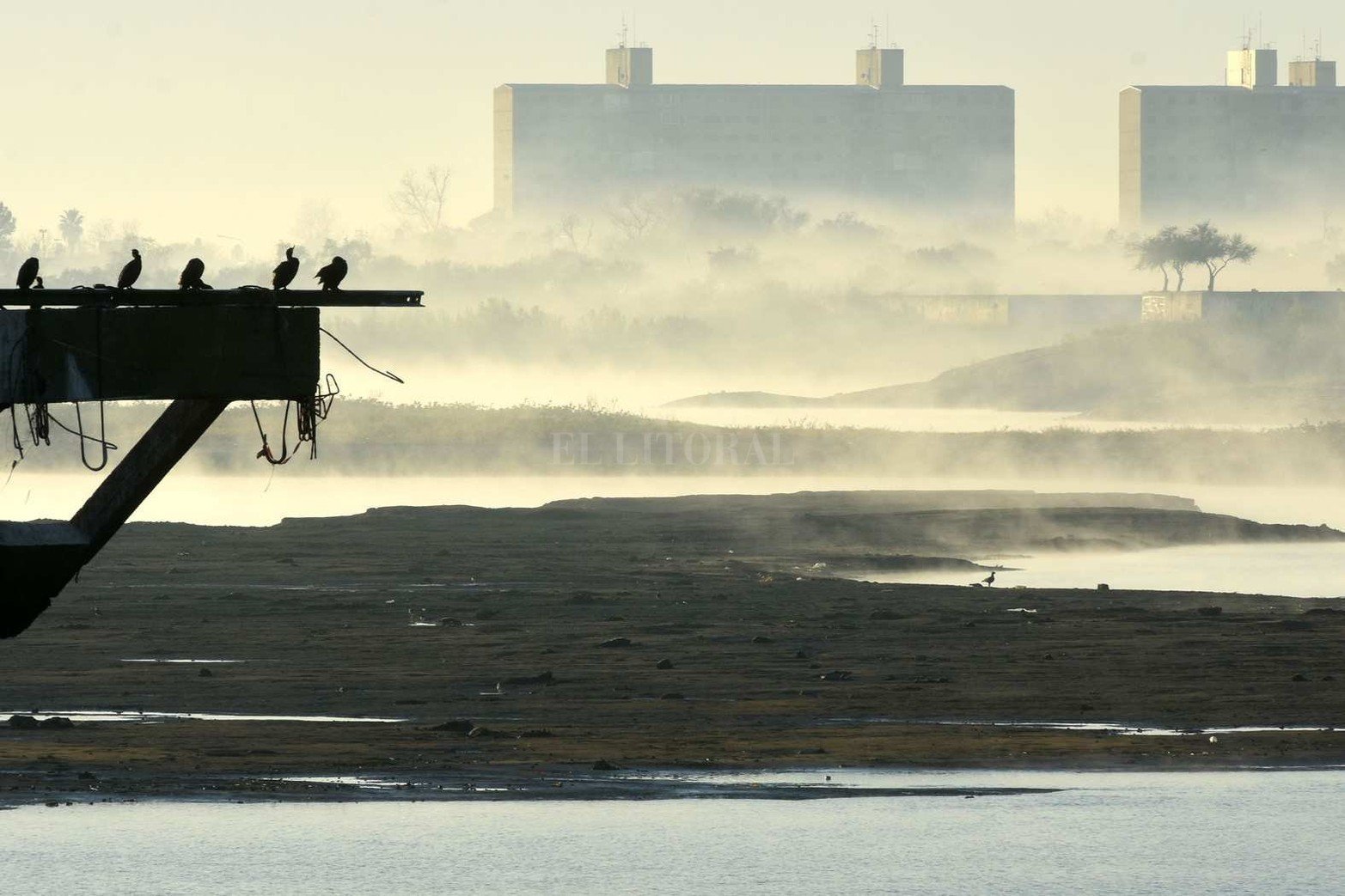 Los bruscos cambios de temperatura es uno de los factores por los cuales se suele formar esta bruma sobre el agua.