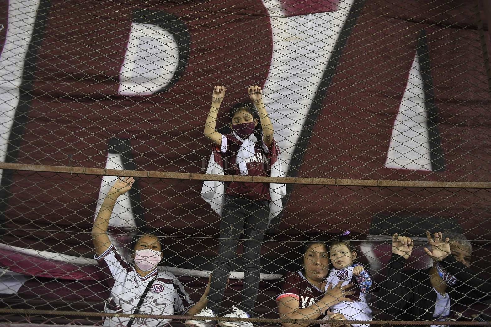 Hinchas de Lanús, que gritaron dos goles, con los cuales vencieron a Central Córdoba de Santiago del Estero por 2 a 1.